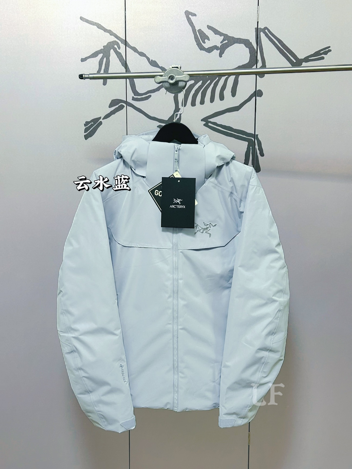 💰560 顶级版本90绒(最高版)
25年最新版 顶级版本 ARCTERYX始祖鸟Macai Jacket冬季新款男连帽防水买菜羽绒服滑雪服GTX 750
标配搜救器 眼镜布,细节全部对版。
新款部分细节改动,Goretex 刺绣由袖肩改到袖口,面料,绒全部升级,国标90绒
为更加贴合中国宝宝的身形,一直吐槽的袖子太长,今年缩短了1-2cm 胸围下摆减少4cm,上身不在臃肿!!
-顶级版本,区别老款,连帽设计使其更加适合滑雪防水穿着。可拆卸帽子区别低版
大买菜雪裙配胶条 区别底板本
-巧妙搭配保暖材料,夹克长时间穿着舒适。
复合搭配保暖材(Down CompositeMapping)把Coreloft合成纤维材料分布在帽兜、下摆和腋下等容易湿的地方,湿时仍能保暖;750立方英寸欧洲鹅绒则分布在主要部位和袖子,为身体提供所需的热量。免除劣质帽子的困扰,保暖DropHood可以戴在标准的单双板滑雪头盔上,并能随头部一起转动。
-可拆卸风裙、网眼PowderGuard腋下通风口、网状WaterTight主拉链,这些性能既能防止风雪进入又能在深雪运动时快速散热。
-整衣全部贴带接缝,防风雨更佳、GORE-TEX三层结构、光滑内面面料,方便分层穿着
立体整形,更合身舒适。
-压胶帽沿、可调帽子抽绳、保暖头盔兼容Drop Hood。
-WaterTight外侧拉链、WaterTight Vislon主拉链、微织带拉链片、腋下拉链配PowderGuard儡眼底料,便于通风散热。
-可调Velcro吀术贴调节带、可调下摆抽绳、隐形WaterTight拉链袖袋、内侧网眼袋、压胶拉链内侧胸袋、带盖按扣胸袋、两个WaterTight拉链口袋、网眼PowderGuard通风透气,设计可防止雪花进入体内 。
-底部:可拆卸风裙有橡筋和按扣
-原单正品,作为鸟家鼎级滑雪服系列的代表做产品,这款滑雪服可谓是鸟的经典作品!
不要机洗,只能干洗。
七色:黑色 藏青 云水蓝 幻影紫 贝利粉 车厢绿 极地白
尺码:S-XXL
胸围:121 125 129 133 137
衣长:72 74 76 78 80
肩宽:53 54 55 56 57
袖长:63 63.5 64.5 65.5 66.5
S码推荐90-120斤
M码推荐120-140斤
L吗推荐140-170斤
XL码推荐160-190斤
XXL 码推荐180-210斤