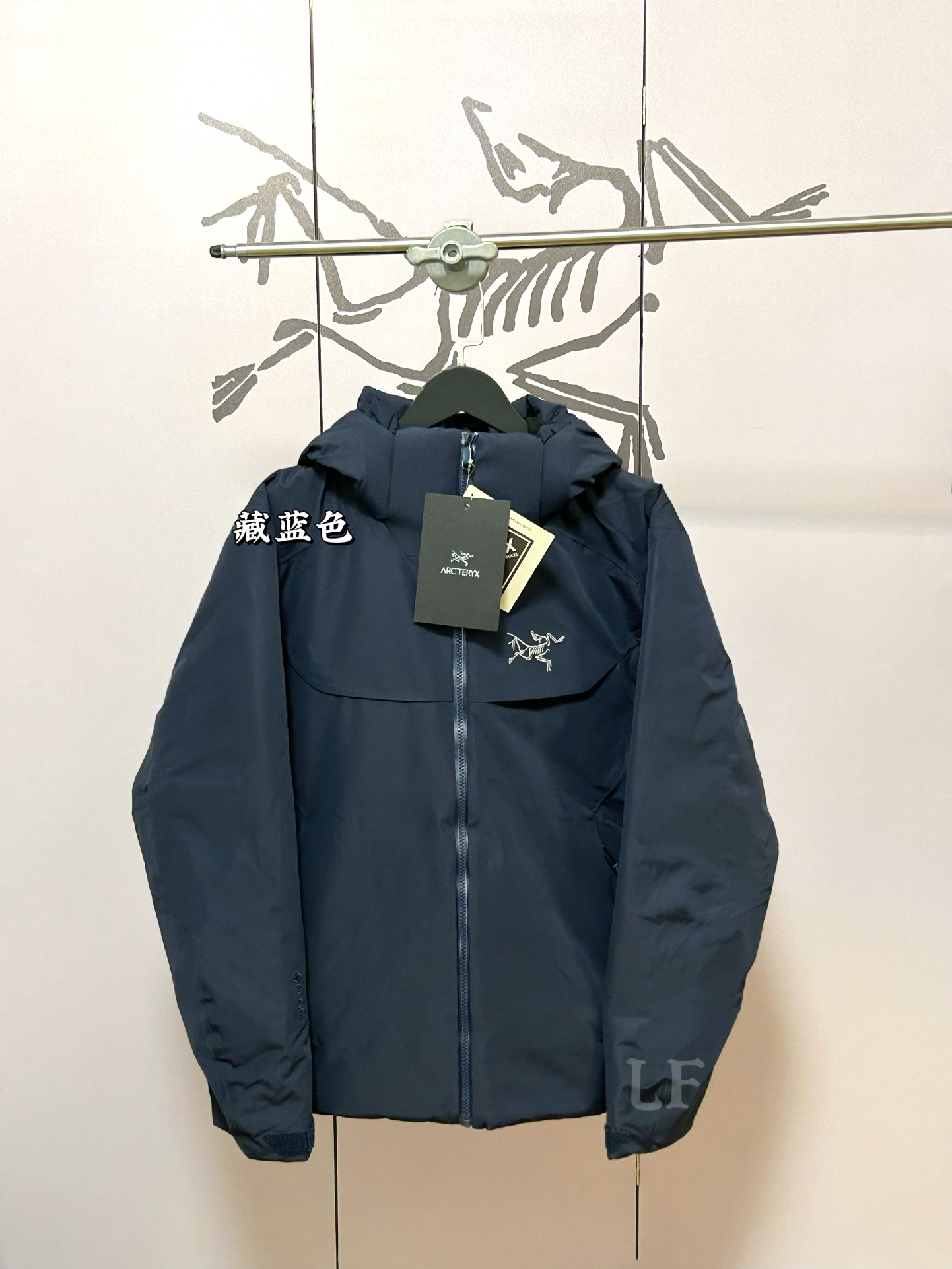 💰560 顶级版本90绒(最高版)
25年最新版 顶级版本 ARCTERYX始祖鸟Macai Jacket冬季新款男连帽防水买菜羽绒服滑雪服GTX 750
标配搜救器 眼镜布,细节全部对版。
新款部分细节改动,Goretex 刺绣由袖肩改到袖口,面料,绒全部升级,国标90绒
为更加贴合中国宝宝的身形,一直吐槽的袖子太长,今年缩短了1-2cm 胸围下摆减少4cm,上身不在臃肿!!
-顶级版本,区别老款,连帽设计使其更加适合滑雪防水穿着。可拆卸帽子区别低版
大买菜雪裙配胶条 区别底板本
-巧妙搭配保暖材料,夹克长时间穿着舒适。
复合搭配保暖材(Down CompositeMapping)把Coreloft合成纤维材料分布在帽兜、下摆和腋下等容易湿的地方,湿时仍能保暖;750立方英寸欧洲鹅绒则分布在主要部位和袖子,为身体提供所需的热量。免除劣质帽子的困扰,保暖DropHood可以戴在标准的单双板滑雪头盔上,并能随头部一起转动。
-可拆卸风裙、网眼PowderGuard腋下通风口、网状WaterTight主拉链,这些性能既能防止风雪进入又能在深雪运动时快速散热。
-整衣全部贴带接缝,防风雨更佳、GORE-TEX三层结构、光滑内面面料,方便分层穿着
立体整形,更合身舒适。
-压胶帽沿、可调帽子抽绳、保暖头盔兼容Drop Hood。
-WaterTight外侧拉链、WaterTight Vislon主拉链、微织带拉链片、腋下拉链配PowderGuard儡眼底料,便于通风散热。
-可调Velcro吀术贴调节带、可调下摆抽绳、隐形WaterTight拉链袖袋、内侧网眼袋、压胶拉链内侧胸袋、带盖按扣胸袋、两个WaterTight拉链口袋、网眼PowderGuard通风透气,设计可防止雪花进入体内 。
-底部:可拆卸风裙有橡筋和按扣
-原单正品,作为鸟家鼎级滑雪服系列的代表做产品,这款滑雪服可谓是鸟的经典作品!
不要机洗,只能干洗。
七色:黑色 藏青 云水蓝 幻影紫 贝利粉 车厢绿 极地白
尺码:S-XXL
胸围:121 125 129 133 137
衣长:72 74 76 78 80
肩宽:53 54 55 56 57
袖长:63 63.5 64.5 65.5 66.5
S码推荐90-120斤
M码推荐120-140斤
L吗推荐140-170斤
XL码推荐160-190斤
XXL 码推荐180-210斤