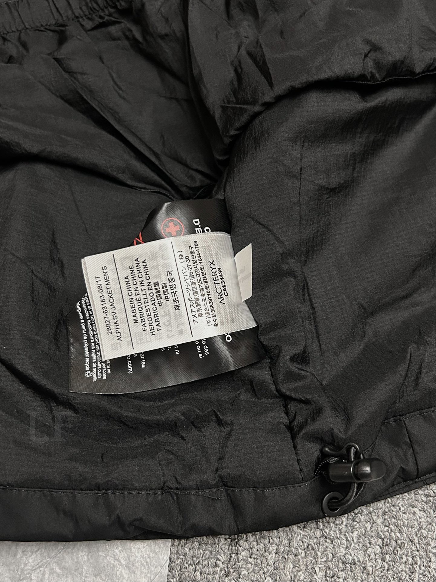 💰560 顶级版本90绒(最高版)
25年最新版 顶级版本 ARCTERYX始祖鸟Macai Jacket冬季新款男连帽防水买菜羽绒服滑雪服GTX 750
标配搜救器 眼镜布,细节全部对版。
新款部分细节改动,Goretex 刺绣由袖肩改到袖口,面料,绒全部升级,国标90绒
为更加贴合中国宝宝的身形,一直吐槽的袖子太长,今年缩短了1-2cm 胸围下摆减少4cm,上身不在臃肿!!
-顶级版本,区别老款,连帽设计使其更加适合滑雪防水穿着。可拆卸帽子区别低版
大买菜雪裙配胶条 区别底板本
-巧妙搭配保暖材料,夹克长时间穿着舒适。
复合搭配保暖材(Down CompositeMapping)把Coreloft合成纤维材料分布在帽兜、下摆和腋下等容易湿的地方,湿时仍能保暖;750立方英寸欧洲鹅绒则分布在主要部位和袖子,为身体提供所需的热量。免除劣质帽子的困扰,保暖DropHood可以戴在标准的单双板滑雪头盔上,并能随头部一起转动。
-可拆卸风裙、网眼PowderGuard腋下通风口、网状WaterTight主拉链,这些性能既能防止风雪进入又能在深雪运动时快速散热。
-整衣全部贴带接缝,防风雨更佳、GORE-TEX三层结构、光滑内面面料,方便分层穿着
立体整形,更合身舒适。
-压胶帽沿、可调帽子抽绳、保暖头盔兼容Drop Hood。
-WaterTight外侧拉链、WaterTight Vislon主拉链、微织带拉链片、腋下拉链配PowderGuard儡眼底料,便于通风散热。
-可调Velcro吀术贴调节带、可调下摆抽绳、隐形WaterTight拉链袖袋、内侧网眼袋、压胶拉链内侧胸袋、带盖按扣胸袋、两个WaterTight拉链口袋、网眼PowderGuard通风透气,设计可防止雪花进入体内 。
-底部:可拆卸风裙有橡筋和按扣
-原单正品,作为鸟家鼎级滑雪服系列的代表做产品,这款滑雪服可谓是鸟的经典作品!
不要机洗,只能干洗。
七色:黑色 藏青 云水蓝 幻影紫 贝利粉 车厢绿 极地白
尺码:S-XXL
胸围:121 125 129 133 137
衣长:72 74 76 78 80
肩宽:53 54 55 56 57
袖长:63 63.5 64.5 65.5 66.5
S码推荐90-120斤
M码推荐120-140斤
L吗推荐140-170斤
XL码推荐160-190斤
XXL 码推荐180-210斤