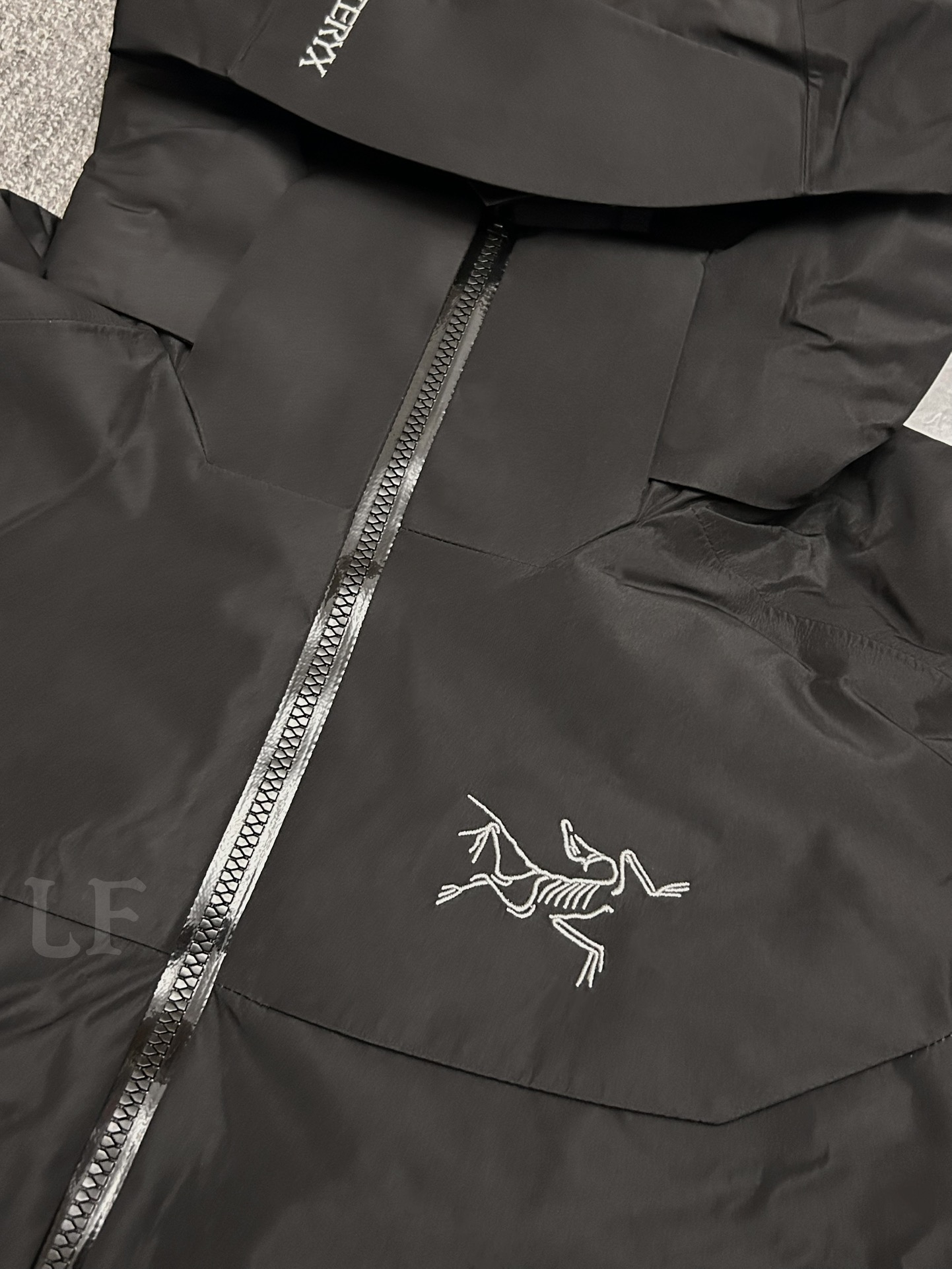 💰560 顶级版本90绒(最高版)
25年最新版 顶级版本 ARCTERYX始祖鸟Macai Jacket冬季新款男连帽防水买菜羽绒服滑雪服GTX 750
标配搜救器 眼镜布,细节全部对版。
新款部分细节改动,Goretex 刺绣由袖肩改到袖口,面料,绒全部升级,国标90绒
为更加贴合中国宝宝的身形,一直吐槽的袖子太长,今年缩短了1-2cm 胸围下摆减少4cm,上身不在臃肿!!
-顶级版本,区别老款,连帽设计使其更加适合滑雪防水穿着。可拆卸帽子区别低版
大买菜雪裙配胶条 区别底板本
-巧妙搭配保暖材料,夹克长时间穿着舒适。
复合搭配保暖材(Down CompositeMapping)把Coreloft合成纤维材料分布在帽兜、下摆和腋下等容易湿的地方,湿时仍能保暖;750立方英寸欧洲鹅绒则分布在主要部位和袖子,为身体提供所需的热量。免除劣质帽子的困扰,保暖DropHood可以戴在标准的单双板滑雪头盔上,并能随头部一起转动。
-可拆卸风裙、网眼PowderGuard腋下通风口、网状WaterTight主拉链,这些性能既能防止风雪进入又能在深雪运动时快速散热。
-整衣全部贴带接缝,防风雨更佳、GORE-TEX三层结构、光滑内面面料,方便分层穿着
立体整形,更合身舒适。
-压胶帽沿、可调帽子抽绳、保暖头盔兼容Drop Hood。
-WaterTight外侧拉链、WaterTight Vislon主拉链、微织带拉链片、腋下拉链配PowderGuard儡眼底料,便于通风散热。
-可调Velcro吀术贴调节带、可调下摆抽绳、隐形WaterTight拉链袖袋、内侧网眼袋、压胶拉链内侧胸袋、带盖按扣胸袋、两个WaterTight拉链口袋、网眼PowderGuard通风透气,设计可防止雪花进入体内 。
-底部:可拆卸风裙有橡筋和按扣
-原单正品,作为鸟家鼎级滑雪服系列的代表做产品,这款滑雪服可谓是鸟的经典作品!
不要机洗,只能干洗。
七色:黑色 藏青 云水蓝 幻影紫 贝利粉 车厢绿 极地白
尺码:S-XXL
胸围:121 125 129 133 137
衣长:72 74 76 78 80
肩宽:53 54 55 56 57
袖长:63 63.5 64.5 65.5 66.5
S码推荐90-120斤
M码推荐120-140斤
L吗推荐140-170斤
XL码推荐160-190斤
XXL 码推荐180-210斤