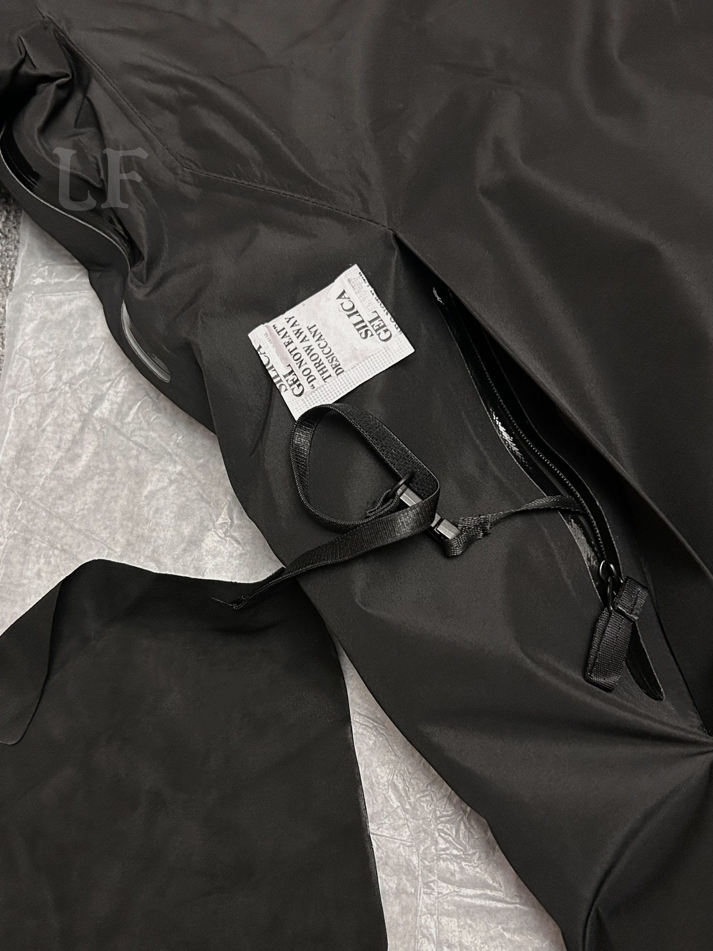 💰560 顶级版本90绒(最高版)
25年最新版 顶级版本 ARCTERYX始祖鸟Macai Jacket冬季新款男连帽防水买菜羽绒服滑雪服GTX 750
标配搜救器 眼镜布,细节全部对版。
新款部分细节改动,Goretex 刺绣由袖肩改到袖口,面料,绒全部升级,国标90绒
为更加贴合中国宝宝的身形,一直吐槽的袖子太长,今年缩短了1-2cm 胸围下摆减少4cm,上身不在臃肿!!
-顶级版本,区别老款,连帽设计使其更加适合滑雪防水穿着。可拆卸帽子区别低版
大买菜雪裙配胶条 区别底板本
-巧妙搭配保暖材料,夹克长时间穿着舒适。
复合搭配保暖材(Down CompositeMapping)把Coreloft合成纤维材料分布在帽兜、下摆和腋下等容易湿的地方,湿时仍能保暖;750立方英寸欧洲鹅绒则分布在主要部位和袖子,为身体提供所需的热量。免除劣质帽子的困扰,保暖DropHood可以戴在标准的单双板滑雪头盔上,并能随头部一起转动。
-可拆卸风裙、网眼PowderGuard腋下通风口、网状WaterTight主拉链,这些性能既能防止风雪进入又能在深雪运动时快速散热。
-整衣全部贴带接缝,防风雨更佳、GORE-TEX三层结构、光滑内面面料,方便分层穿着
立体整形,更合身舒适。
-压胶帽沿、可调帽子抽绳、保暖头盔兼容Drop Hood。
-WaterTight外侧拉链、WaterTight Vislon主拉链、微织带拉链片、腋下拉链配PowderGuard儡眼底料,便于通风散热。
-可调Velcro吀术贴调节带、可调下摆抽绳、隐形WaterTight拉链袖袋、内侧网眼袋、压胶拉链内侧胸袋、带盖按扣胸袋、两个WaterTight拉链口袋、网眼PowderGuard通风透气,设计可防止雪花进入体内 。
-底部:可拆卸风裙有橡筋和按扣
-原单正品,作为鸟家鼎级滑雪服系列的代表做产品,这款滑雪服可谓是鸟的经典作品!
不要机洗,只能干洗。
七色:黑色 藏青 云水蓝 幻影紫 贝利粉 车厢绿 极地白
尺码:S-XXL
胸围:121 125 129 133 137
衣长:72 74 76 78 80
肩宽:53 54 55 56 57
袖长:63 63.5 64.5 65.5 66.5
S码推荐90-120斤
M码推荐120-140斤
L吗推荐140-170斤
XL码推荐160-190斤
XXL 码推荐180-210斤