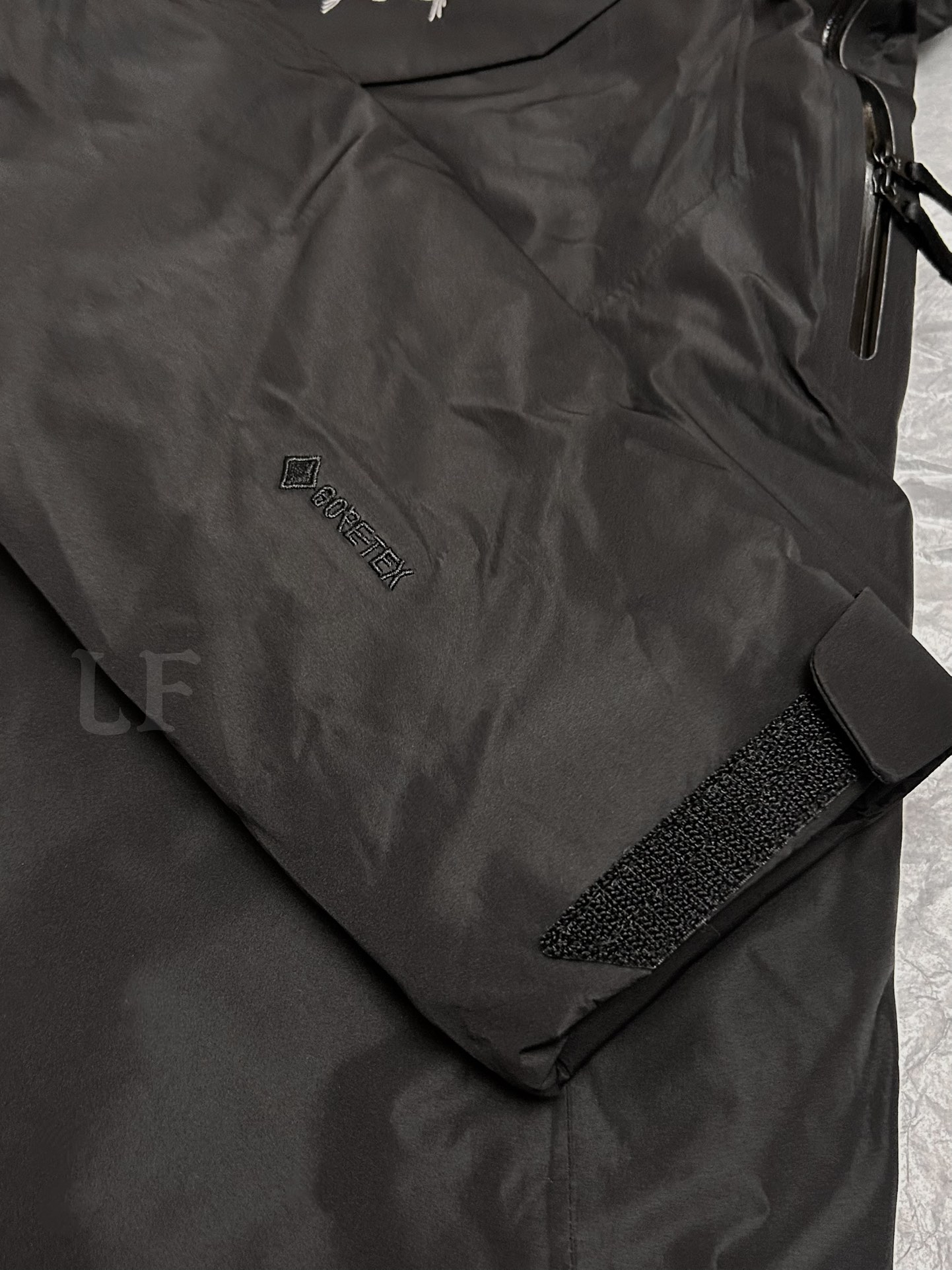 💰560 顶级版本90绒(最高版)
25年最新版 顶级版本 ARCTERYX始祖鸟Macai Jacket冬季新款男连帽防水买菜羽绒服滑雪服GTX 750
标配搜救器 眼镜布,细节全部对版。
新款部分细节改动,Goretex 刺绣由袖肩改到袖口,面料,绒全部升级,国标90绒
为更加贴合中国宝宝的身形,一直吐槽的袖子太长,今年缩短了1-2cm 胸围下摆减少4cm,上身不在臃肿!!
-顶级版本,区别老款,连帽设计使其更加适合滑雪防水穿着。可拆卸帽子区别低版
大买菜雪裙配胶条 区别底板本
-巧妙搭配保暖材料,夹克长时间穿着舒适。
复合搭配保暖材(Down CompositeMapping)把Coreloft合成纤维材料分布在帽兜、下摆和腋下等容易湿的地方,湿时仍能保暖;750立方英寸欧洲鹅绒则分布在主要部位和袖子,为身体提供所需的热量。免除劣质帽子的困扰,保暖DropHood可以戴在标准的单双板滑雪头盔上,并能随头部一起转动。
-可拆卸风裙、网眼PowderGuard腋下通风口、网状WaterTight主拉链,这些性能既能防止风雪进入又能在深雪运动时快速散热。
-整衣全部贴带接缝,防风雨更佳、GORE-TEX三层结构、光滑内面面料,方便分层穿着
立体整形,更合身舒适。
-压胶帽沿、可调帽子抽绳、保暖头盔兼容Drop Hood。
-WaterTight外侧拉链、WaterTight Vislon主拉链、微织带拉链片、腋下拉链配PowderGuard儡眼底料,便于通风散热。
-可调Velcro吀术贴调节带、可调下摆抽绳、隐形WaterTight拉链袖袋、内侧网眼袋、压胶拉链内侧胸袋、带盖按扣胸袋、两个WaterTight拉链口袋、网眼PowderGuard通风透气,设计可防止雪花进入体内 。
-底部:可拆卸风裙有橡筋和按扣
-原单正品,作为鸟家鼎级滑雪服系列的代表做产品,这款滑雪服可谓是鸟的经典作品!
不要机洗,只能干洗。
七色:黑色 藏青 云水蓝 幻影紫 贝利粉 车厢绿 极地白
尺码:S-XXL
胸围:121 125 129 133 137
衣长:72 74 76 78 80
肩宽:53 54 55 56 57
袖长:63 63.5 64.5 65.5 66.5
S码推荐90-120斤
M码推荐120-140斤
L吗推荐140-170斤
XL码推荐160-190斤
XXL 码推荐180-210斤