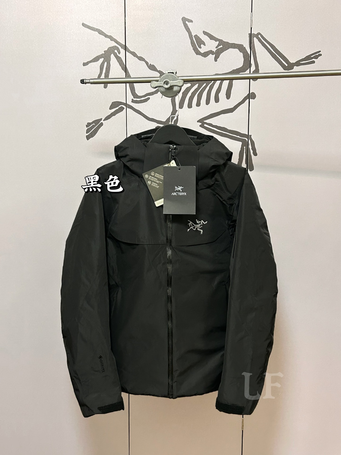 💰560 顶级版本90绒(最高版)
25年最新版 顶级版本 ARCTERYX始祖鸟Macai Jacket冬季新款男连帽防水买菜羽绒服滑雪服GTX 750
标配搜救器 眼镜布,细节全部对版。
新款部分细节改动,Goretex 刺绣由袖肩改到袖口,面料,绒全部升级,国标90绒
为更加贴合中国宝宝的身形,一直吐槽的袖子太长,今年缩短了1-2cm 胸围下摆减少4cm,上身不在臃肿!!
-顶级版本,区别老款,连帽设计使其更加适合滑雪防水穿着。可拆卸帽子区别低版
大买菜雪裙配胶条 区别底板本
-巧妙搭配保暖材料,夹克长时间穿着舒适。
复合搭配保暖材(Down CompositeMapping)把Coreloft合成纤维材料分布在帽兜、下摆和腋下等容易湿的地方,湿时仍能保暖;750立方英寸欧洲鹅绒则分布在主要部位和袖子,为身体提供所需的热量。免除劣质帽子的困扰,保暖DropHood可以戴在标准的单双板滑雪头盔上,并能随头部一起转动。
-可拆卸风裙、网眼PowderGuard腋下通风口、网状WaterTight主拉链,这些性能既能防止风雪进入又能在深雪运动时快速散热。
-整衣全部贴带接缝,防风雨更佳、GORE-TEX三层结构、光滑内面面料,方便分层穿着
立体整形,更合身舒适。
-压胶帽沿、可调帽子抽绳、保暖头盔兼容Drop Hood。
-WaterTight外侧拉链、WaterTight Vislon主拉链、微织带拉链片、腋下拉链配PowderGuard儡眼底料,便于通风散热。
-可调Velcro吀术贴调节带、可调下摆抽绳、隐形WaterTight拉链袖袋、内侧网眼袋、压胶拉链内侧胸袋、带盖按扣胸袋、两个WaterTight拉链口袋、网眼PowderGuard通风透气,设计可防止雪花进入体内 。
-底部:可拆卸风裙有橡筋和按扣
-原单正品,作为鸟家鼎级滑雪服系列的代表做产品,这款滑雪服可谓是鸟的经典作品!
不要机洗,只能干洗。
七色:黑色 藏青 云水蓝 幻影紫 贝利粉 车厢绿 极地白
尺码:S-XXL
胸围:121 125 129 133 137
衣长:72 74 76 78 80
肩宽:53 54 55 56 57
袖长:63 63.5 64.5 65.5 66.5
S码推荐90-120斤
M码推荐120-140斤
L吗推荐140-170斤
XL码推荐160-190斤
XXL 码推荐180-210斤