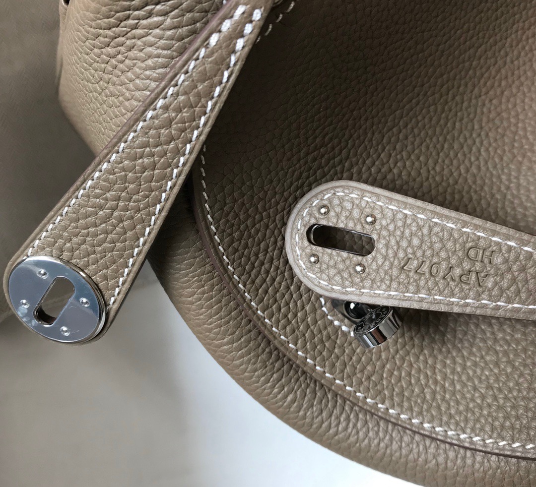 H家「𝙇𝙞𝙣𝙙𝙮」26cm 銀扣の大容量バッグ