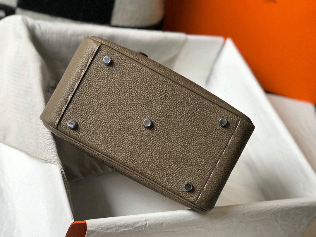 H家「𝙇𝙞𝙣𝙙𝙮」26cm 銀扣の大容量バッグ