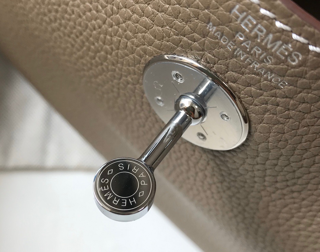 H家「𝙇𝙞𝙣𝙙𝙮」26cm 銀扣の大容量バッグ