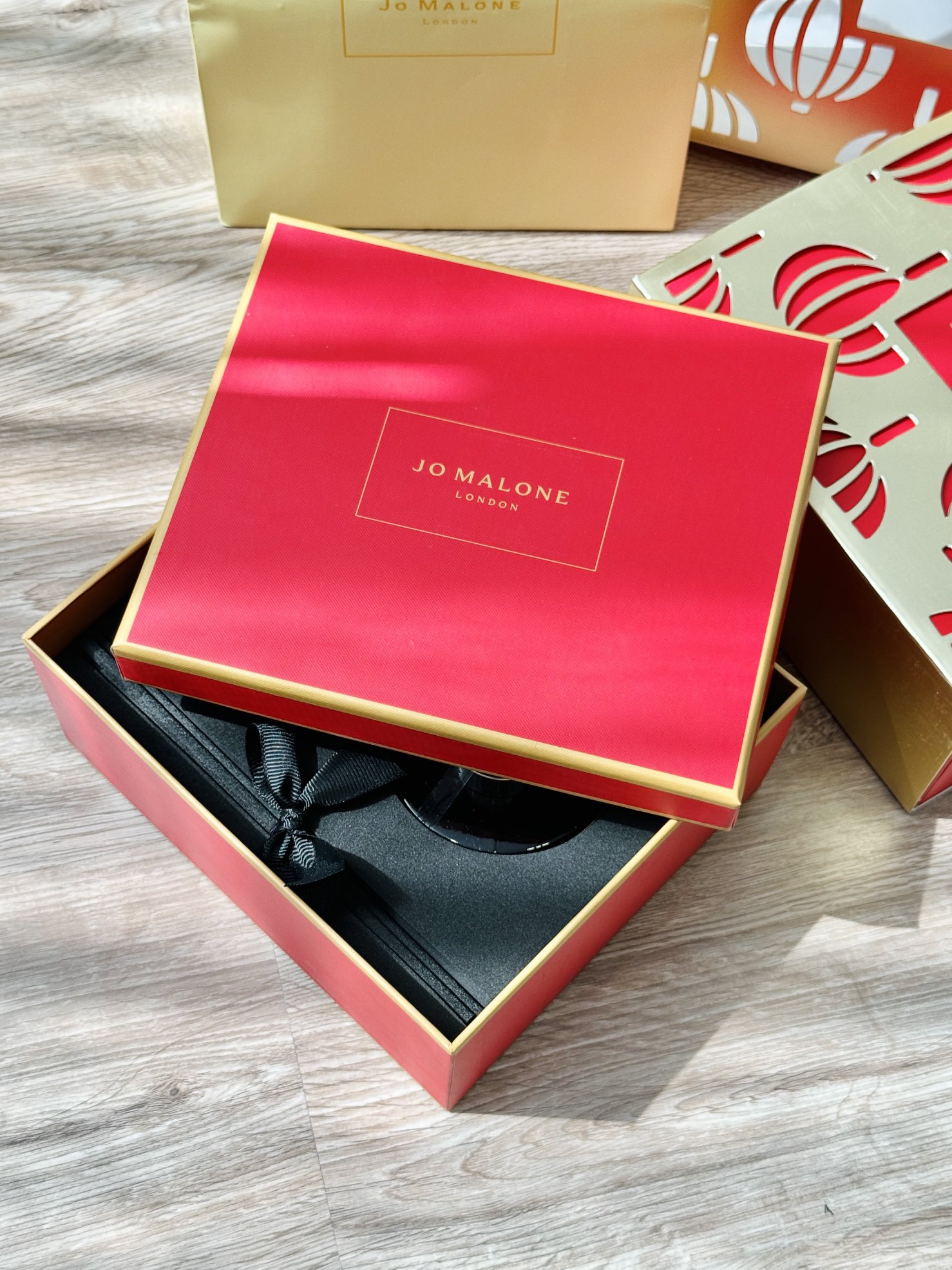 打起出货
祖马龙鎏金香薰两件套！内含：香水100ml，藤条165ml。未药与冬加豆。未药，也被称作“流沙黄金”，是种带着木质气息的暖甜树脂，香气质感柔和润泽，灿烂的暖金色氛围，像攫取了骄阳灼烧后的余温，温热的风沙里拂来阵阵～