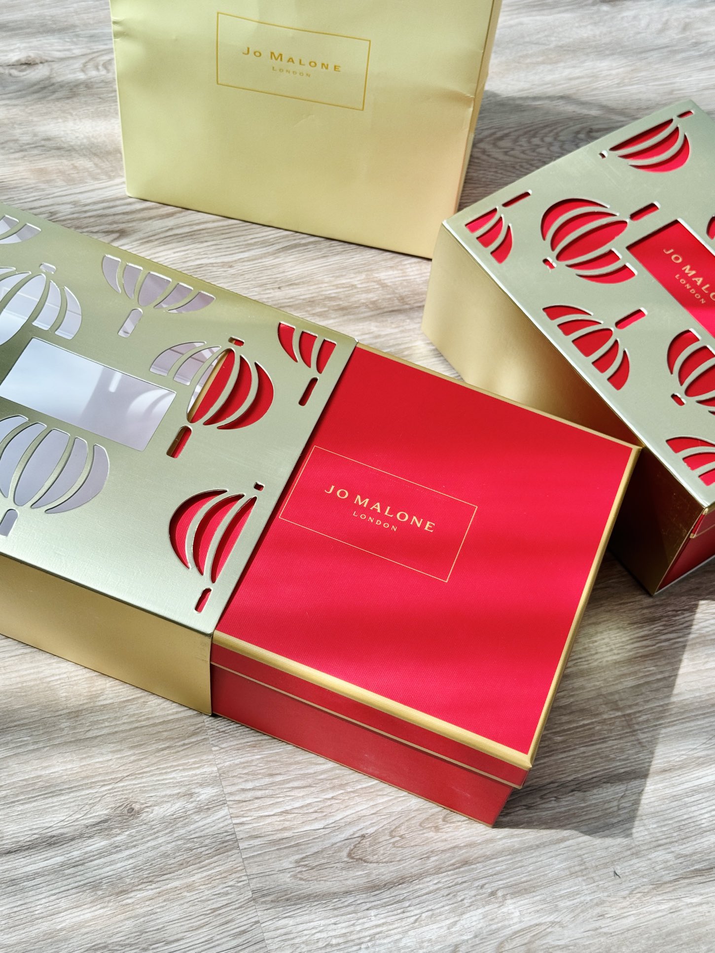 打起出货
祖马龙鎏金香薰两件套！内含：香水100ml，藤条165ml。未药与冬加豆。未药，也被称作“流沙黄金”，是种带着木质气息的暖甜树脂，香气质感柔和润泽，灿烂的暖金色氛围，像攫取了骄阳灼烧后的余温，温热的风沙里拂来阵阵～