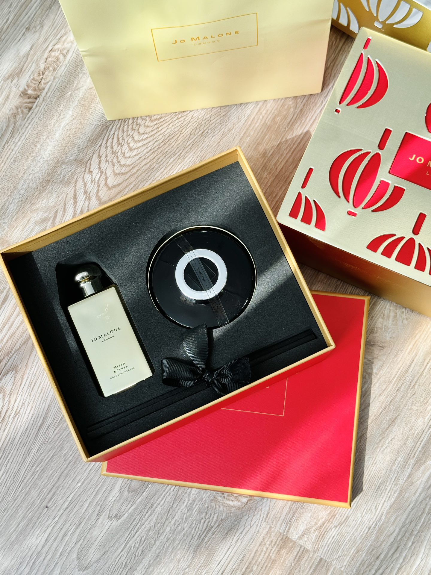 打起出货
祖马龙鎏金香薰两件套！内含：香水100ml，藤条165ml。未药与冬加豆。未药，也被称作“流沙黄金”，是种带着木质气息的暖甜树脂，香气质感柔和润泽，灿烂的暖金色氛围，像攫取了骄阳灼烧后的余温，温热的风沙里拂来阵阵～