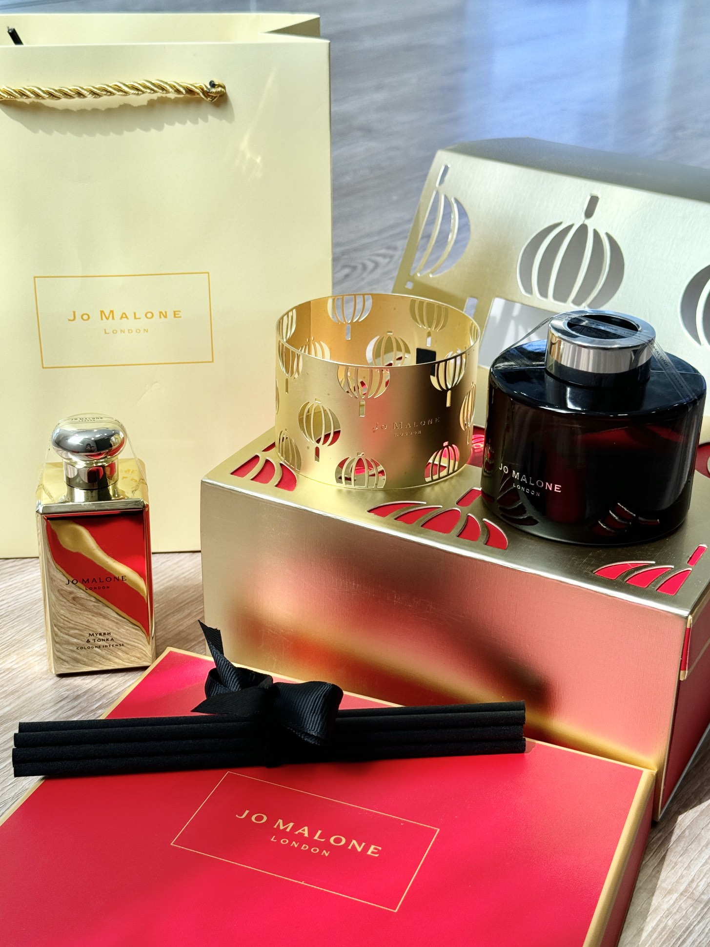 打起出货
祖马龙鎏金香薰两件套！内含：香水100ml，藤条165ml。未药与冬加豆。未药，也被称作“流沙黄金”，是种带着木质气息的暖甜树脂，香气质感柔和润泽，灿烂的暖金色氛围，像攫取了骄阳灼烧后的余温，温热的风沙里拂来阵阵～