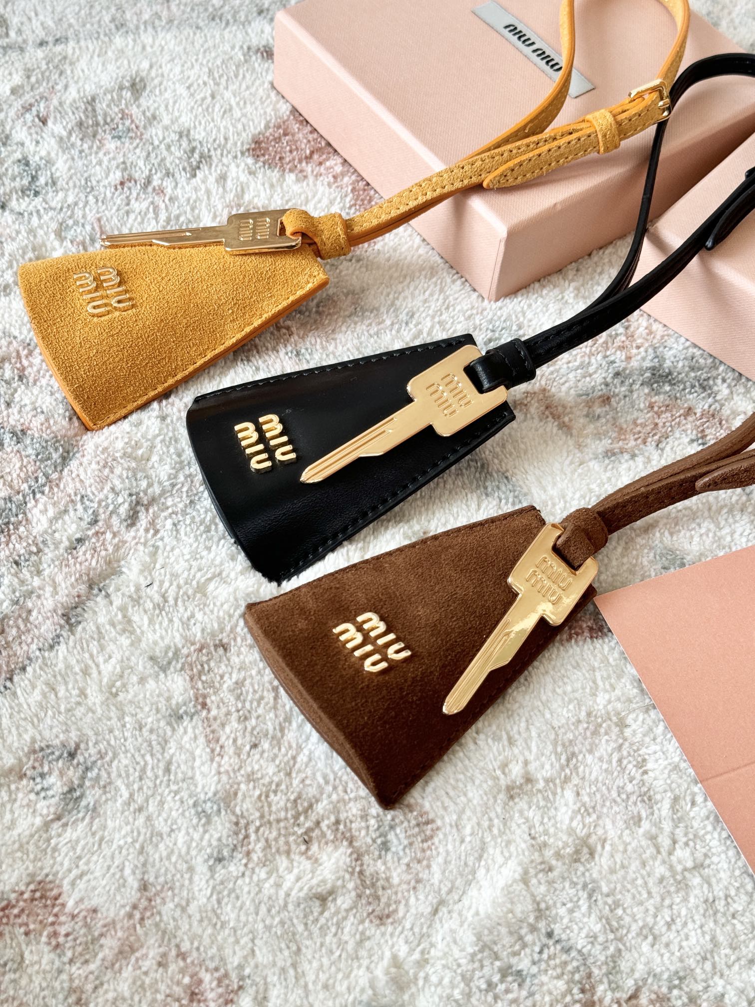 Though deceptively simple, curating bag accessories with balanced - Comprehensive 4