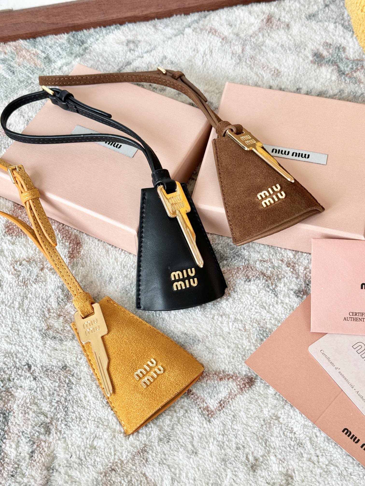 Though deceptively simple, curating bag accessories with balanced - Comprehensive 5