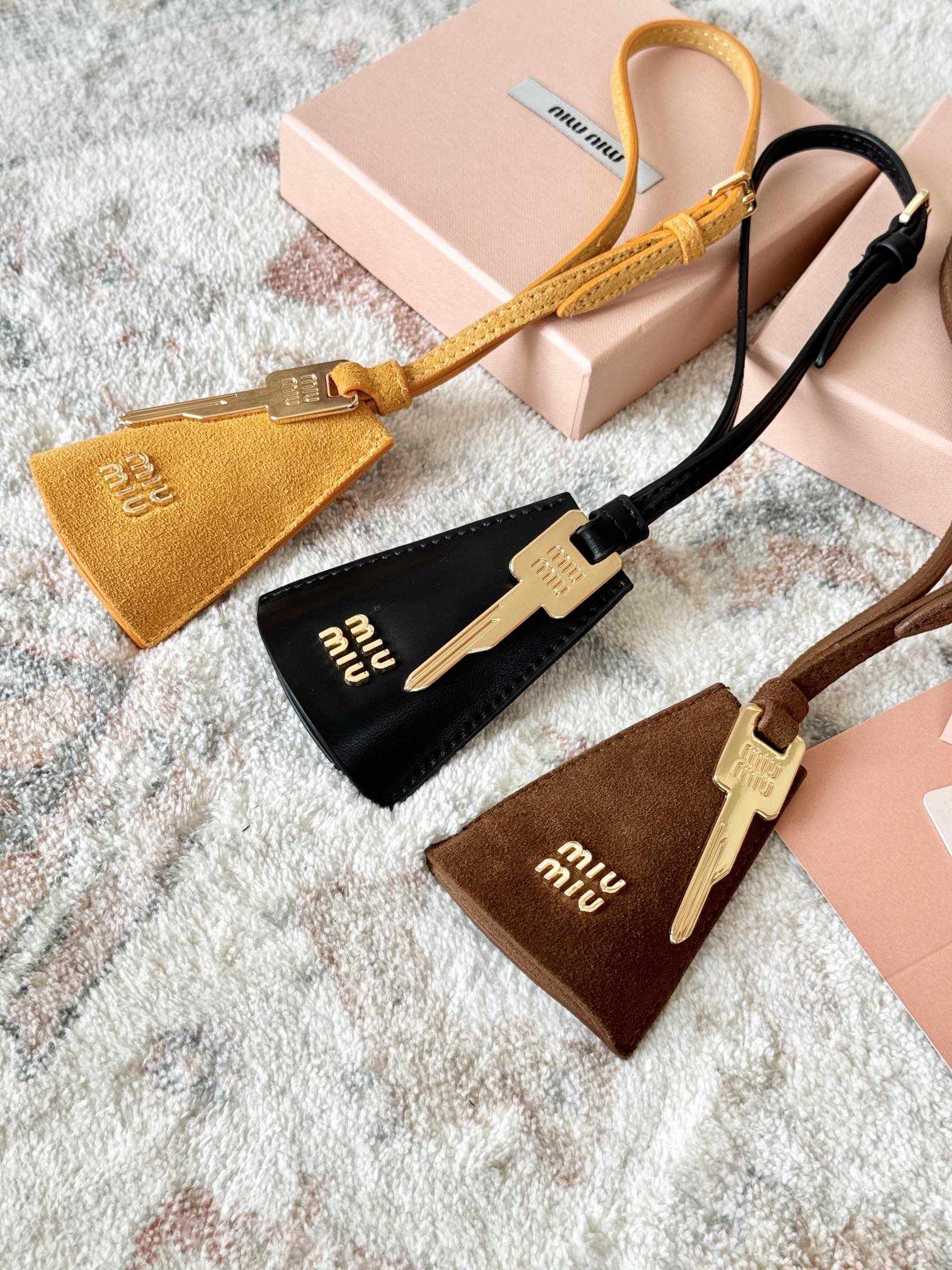 Though deceptively simple, curating bag accessories with balanced - Comprehensive 2