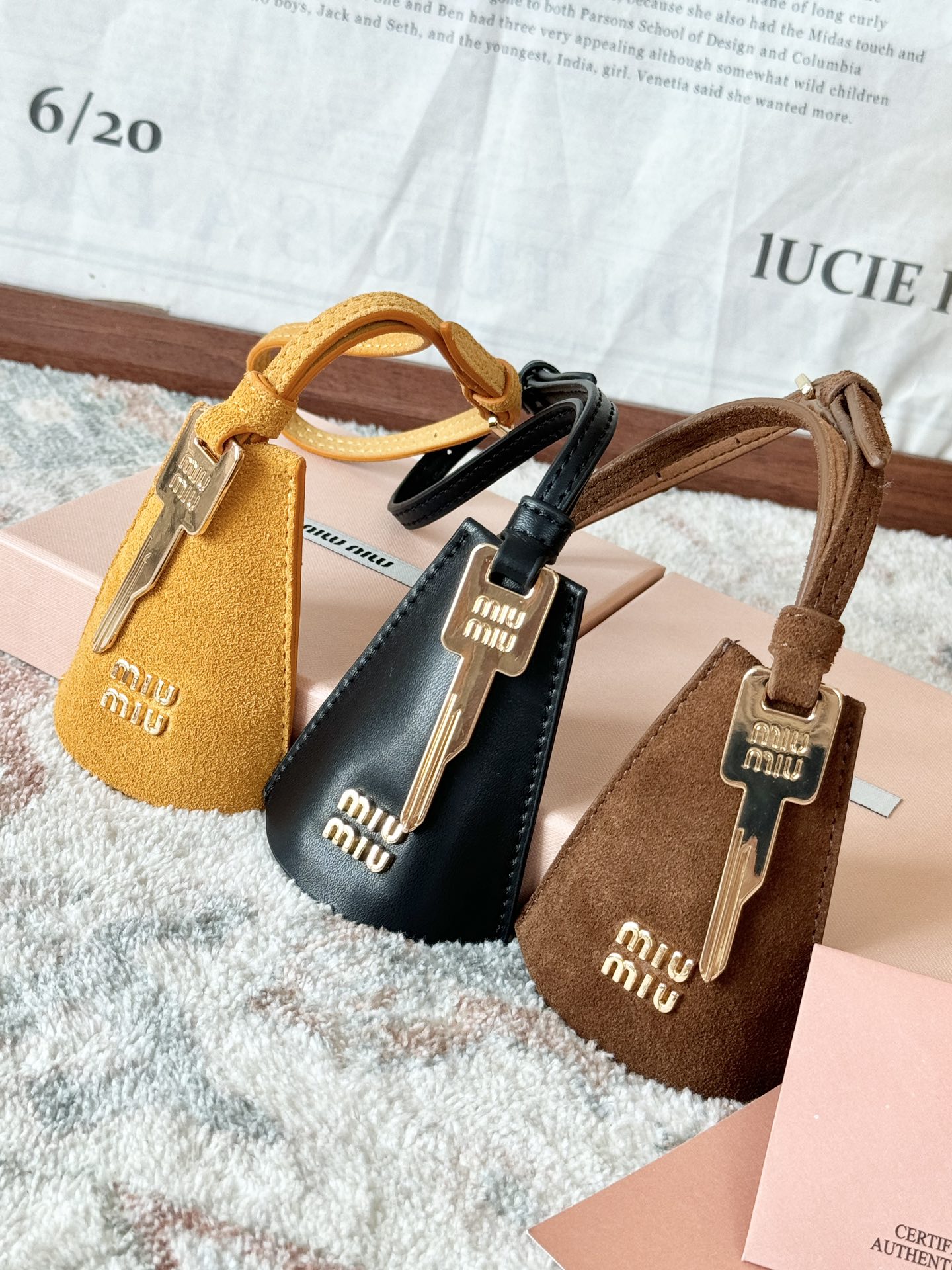 Though deceptively simple, curating bag accessories with balanced - Comprehensive 6