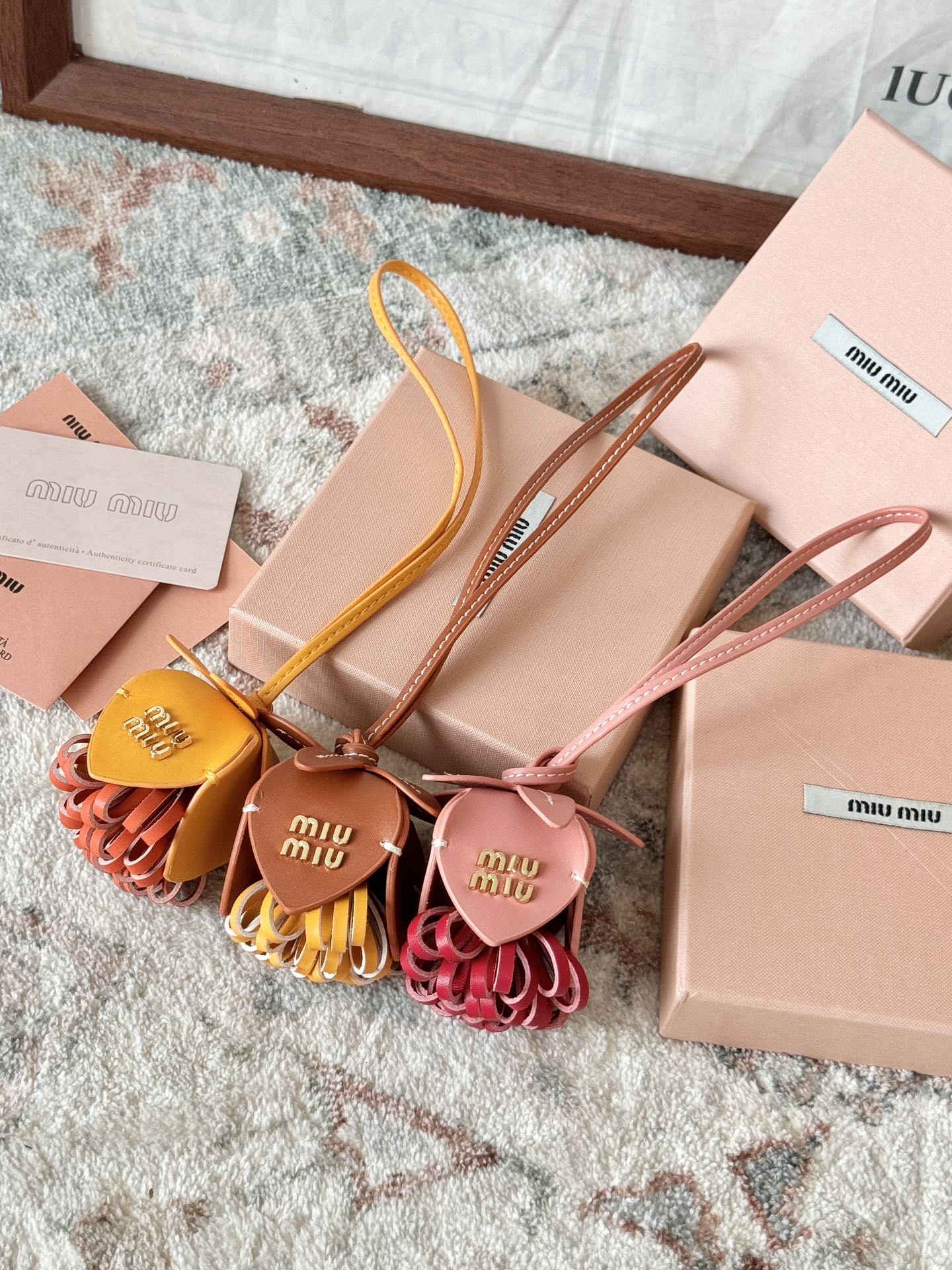 NO:617223,The trend of messy beauty is just right. These Miu Miu charms are like injecting new vitality into your bags. Those seemingly random but carefully designed details perfectly show a new interpretation of Miu Miu's classic style. They are not only decorations, but also a bold reshaping of Miu Miu's classic shapes, bringing new possibilities to fashion.,miumiu19860909凌乱美风潮正当道,Miu Miu的这些挂饰就像为你的包包注入了新的活力～那些看似随意却经过精心设计的细节,完美展现了Miu Miu经典风格的全新演绎它们不仅是装饰,更是对Miu Miu经典造型的一次大胆重塑,为时尚带来了新的可能性,,miumiu,accessory