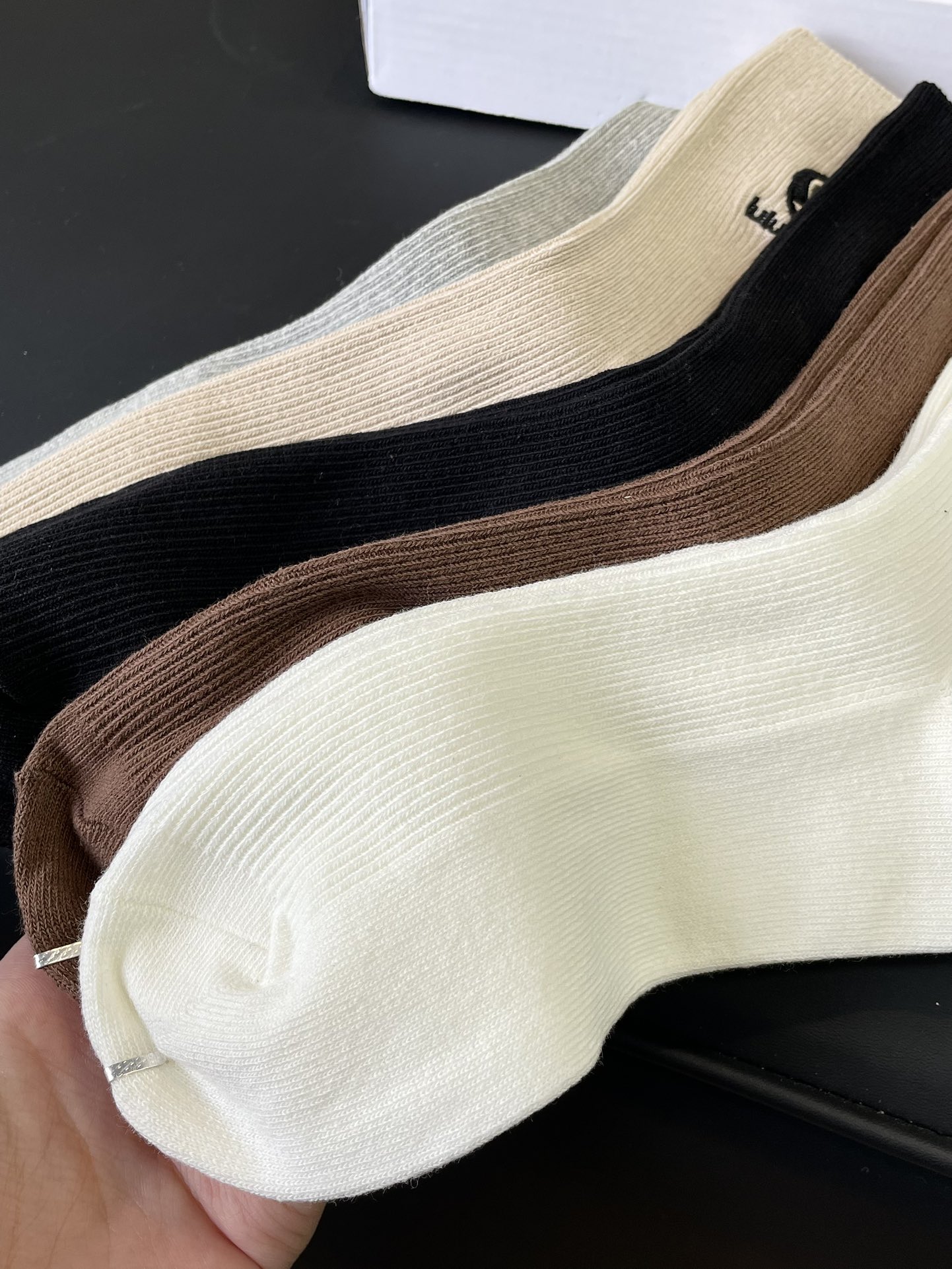 The high-elasticity cuff secures the sock in place to prevent slipping - Comprehensive 6
