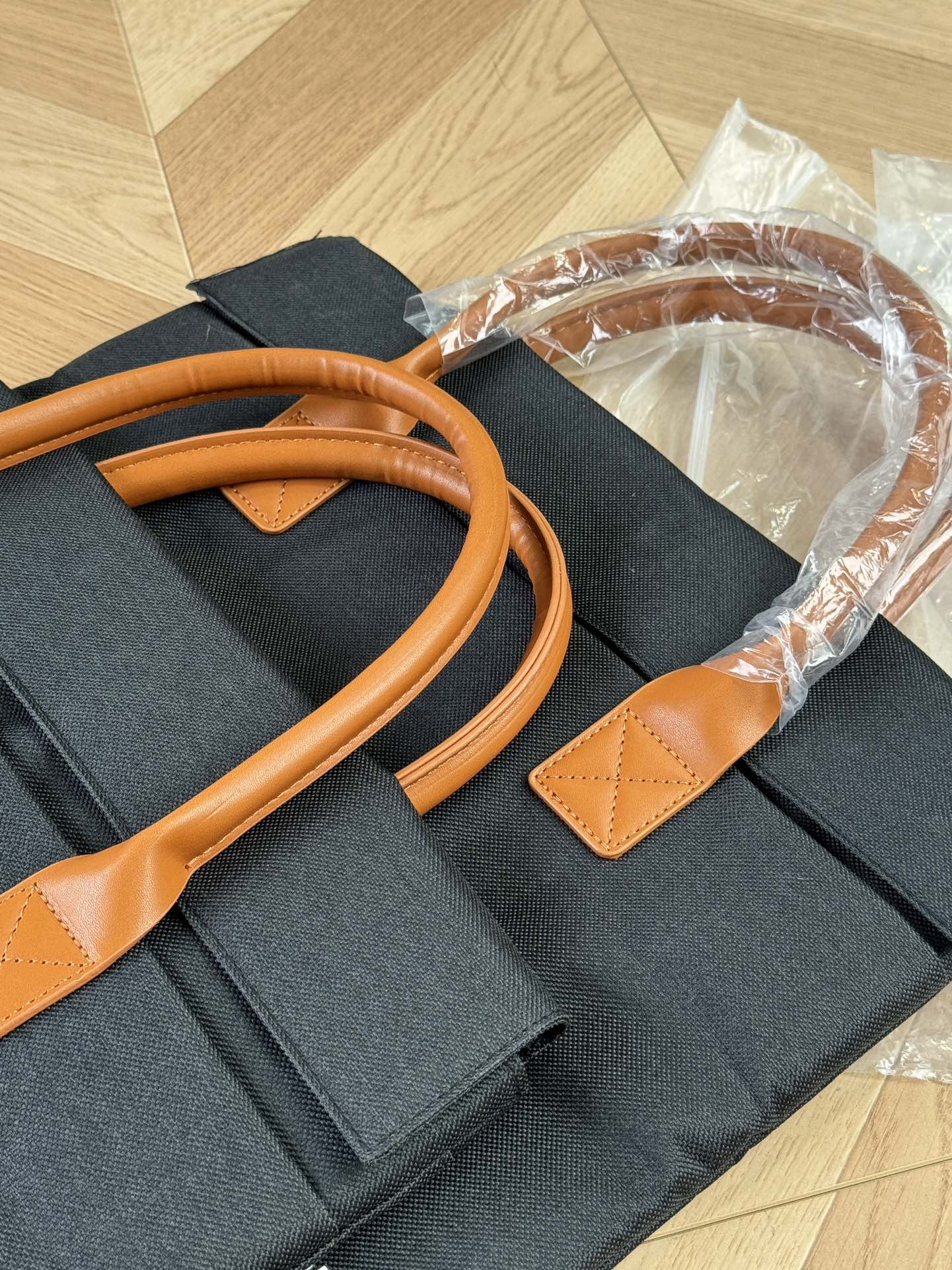 Positioned at a premium retail price point within the laptop bag - Comprehensive 5
