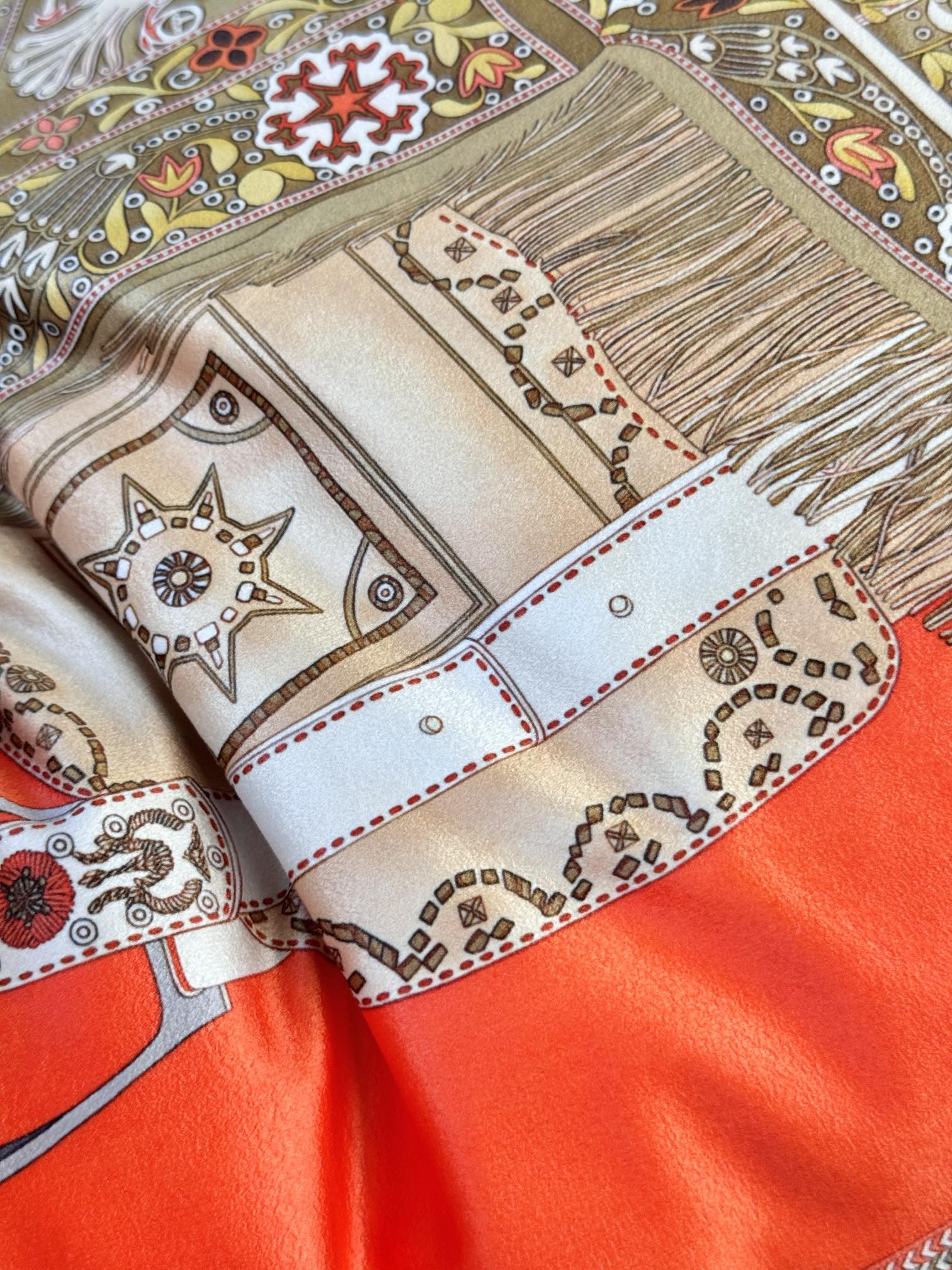 Featuring a refined velvet texture, this cushion offers a soft hand, an  - Comprehensive 4