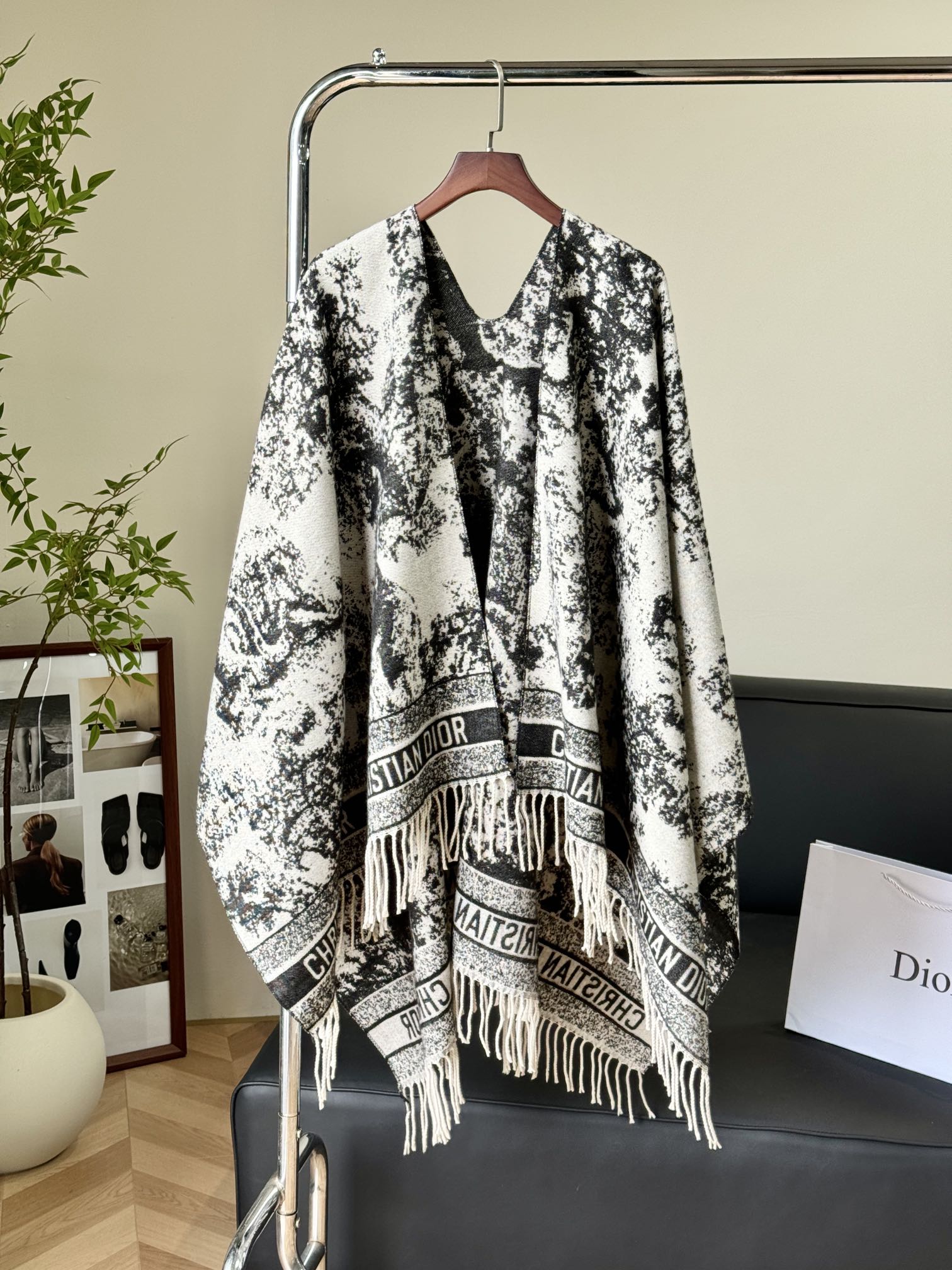 this shawl can instantly enhance your overall LOOK and make you stand - Scarf