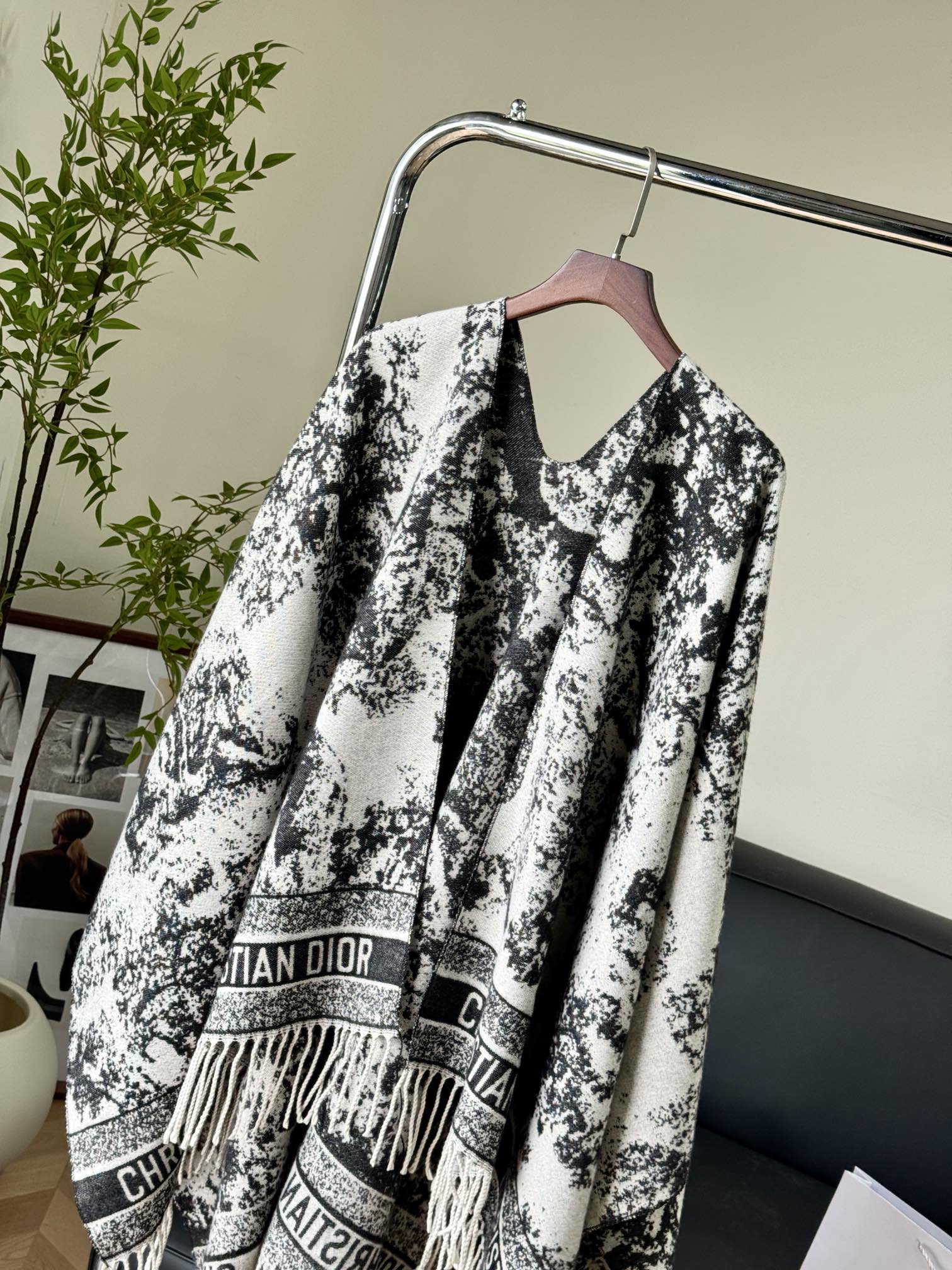 this shawl can instantly enhance your overall LOOK and make you stand - Scarf 3