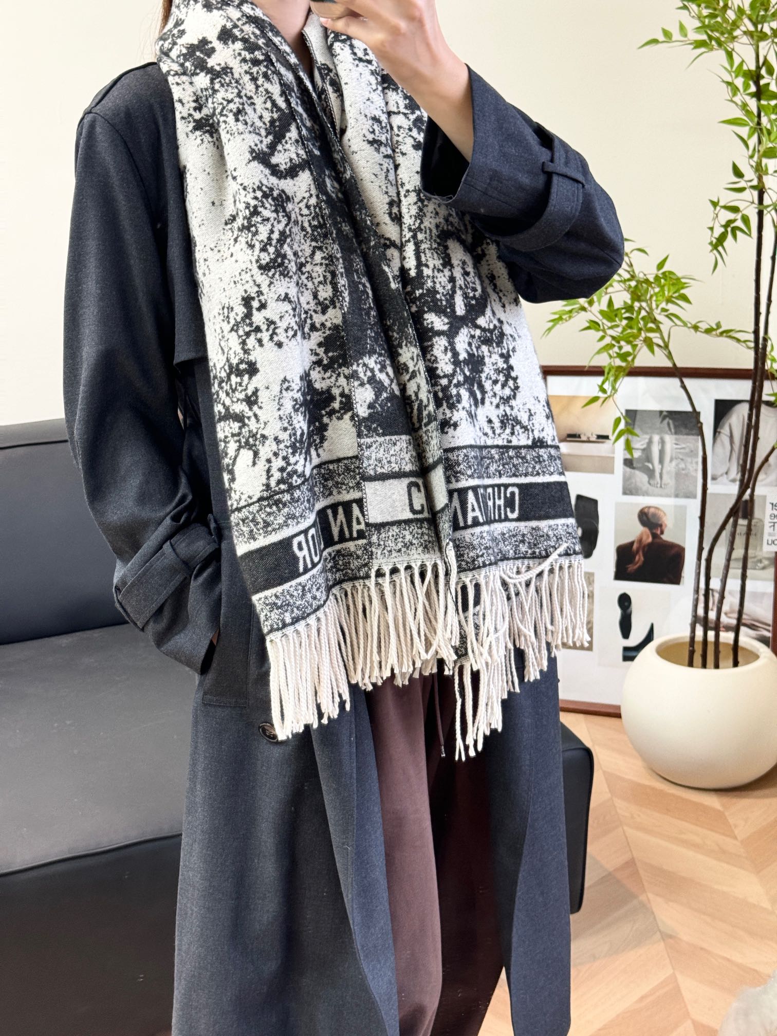 Sisters, this cape can be bluntThe fabric is very thick, soft to the tou - Scarf