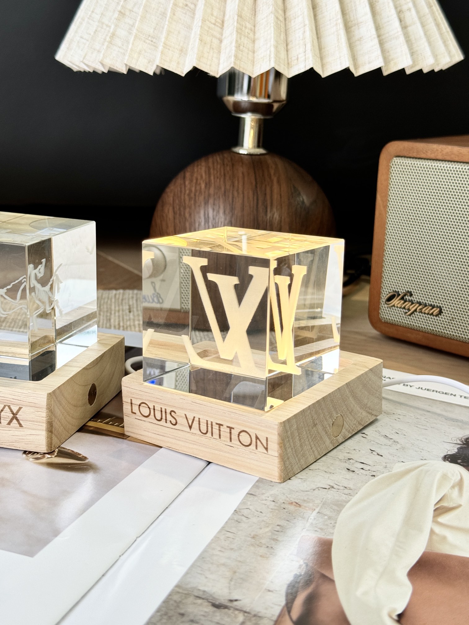 Solid wood base with transparent and sparkling square crystals!It has a  - Comprehensive 6