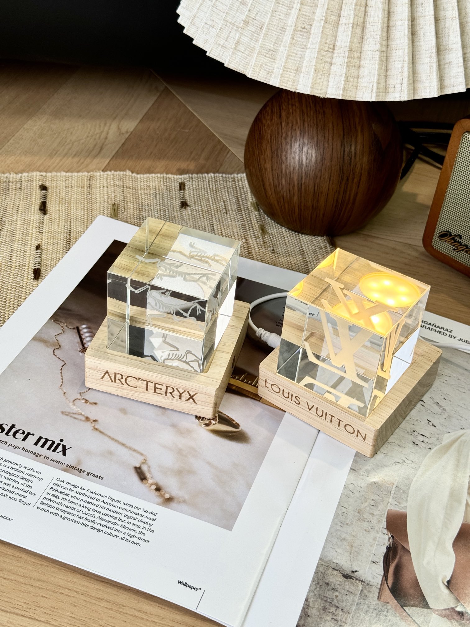 Solid wood base with transparent and sparkling square crystals!It has a  - Comprehensive 2