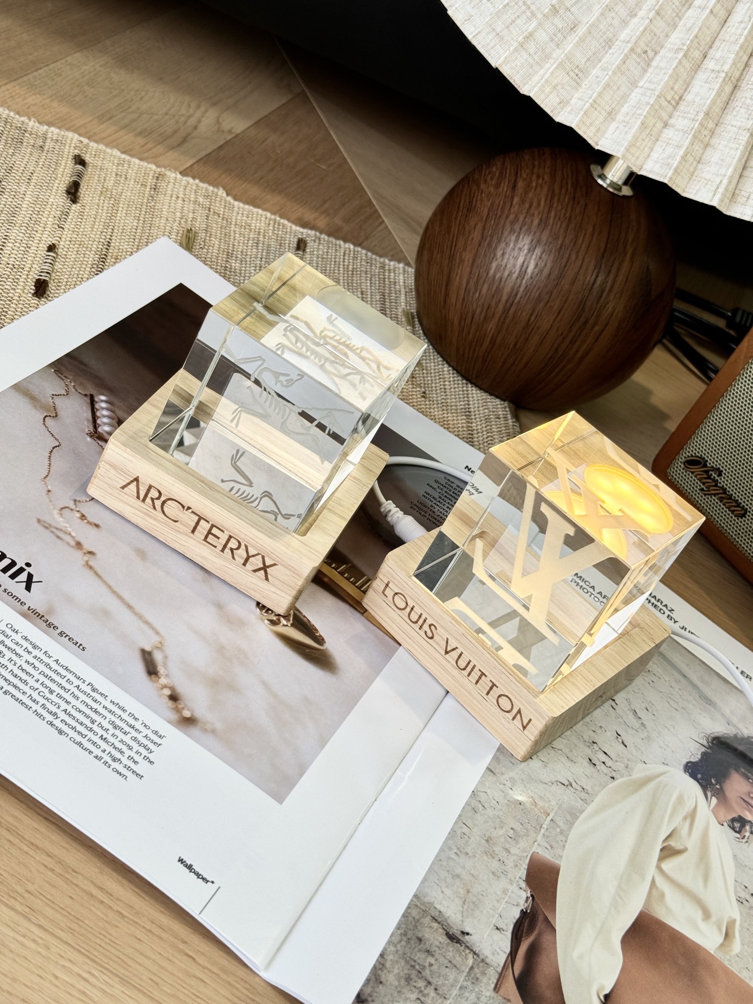 Solid wood base with transparent and sparkling square crystals!It has a  - Comprehensive 5
