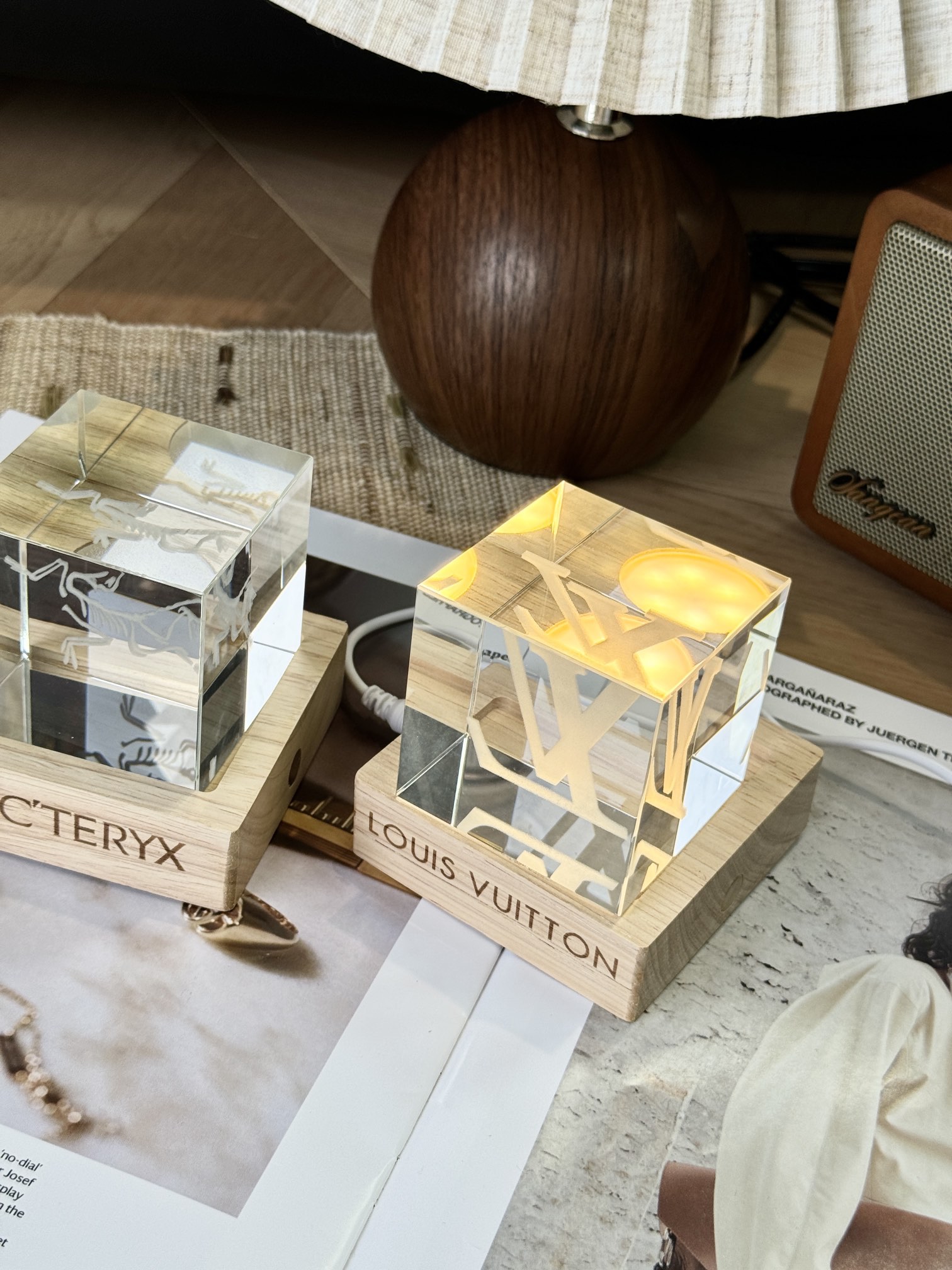 Solid wood base with transparent and sparkling square crystals!It has a  - Comprehensive 3