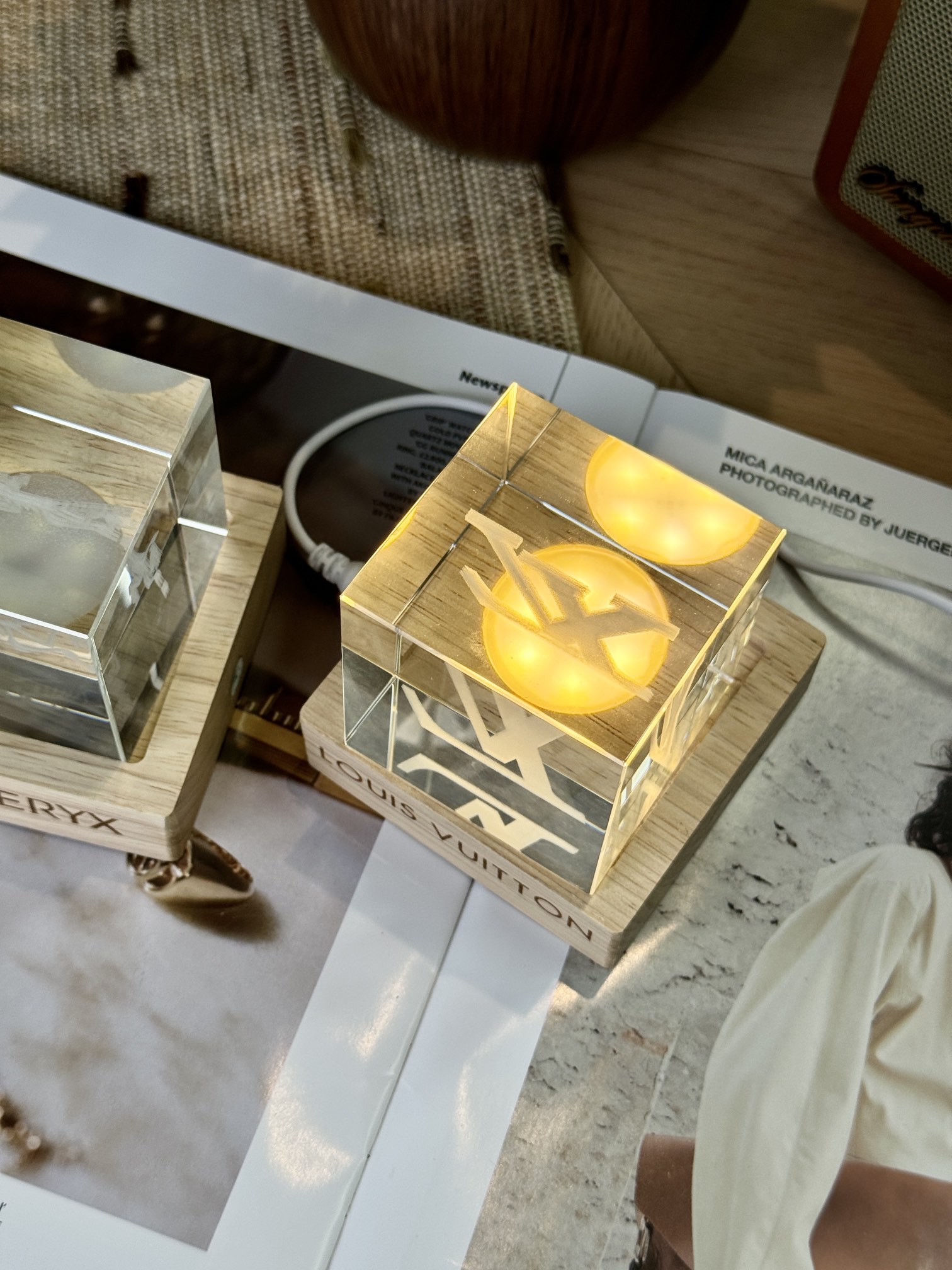 Solid wood base with transparent and sparkling square crystals!It has a  - Comprehensive 4