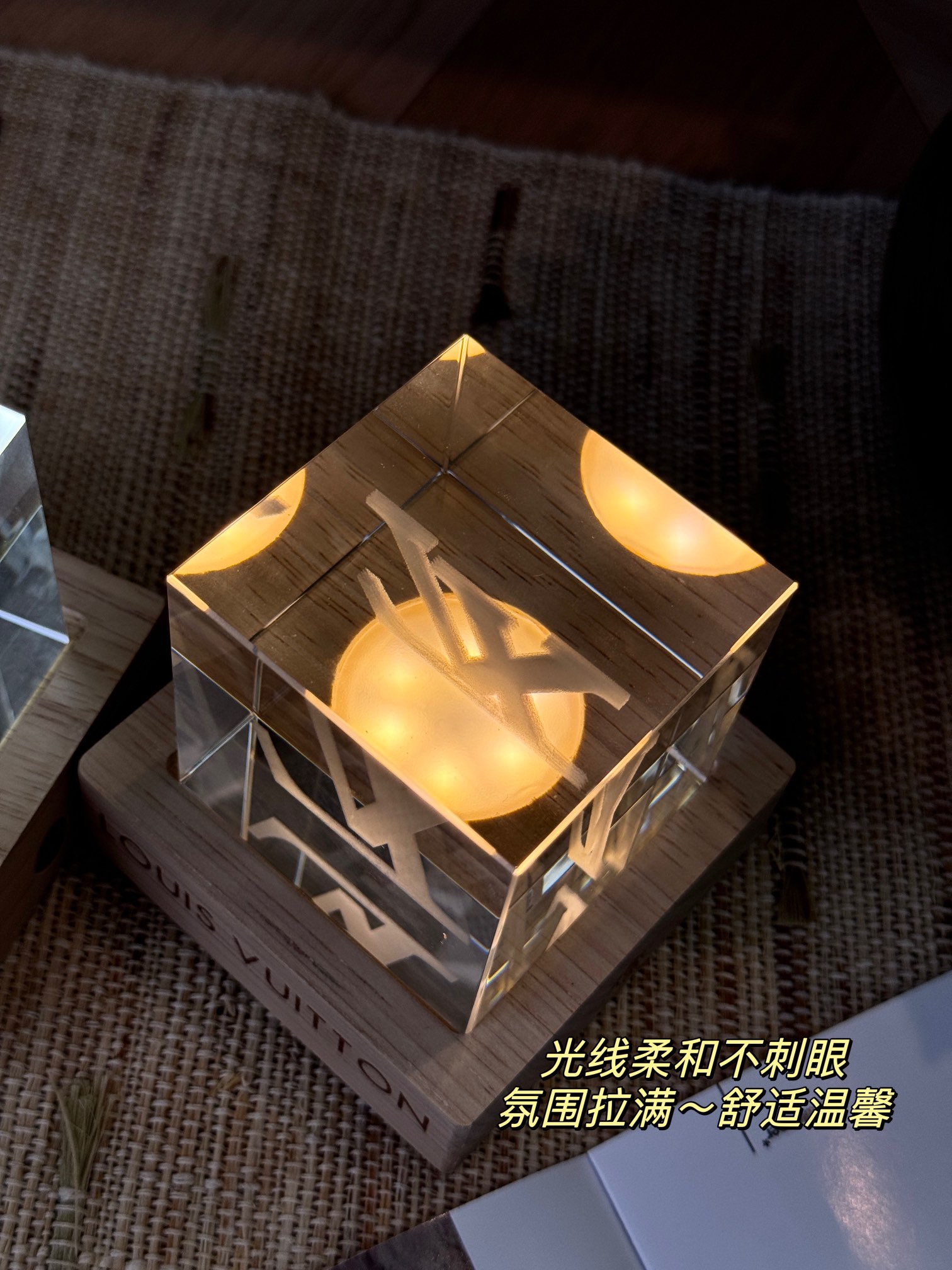 小夜灯里的美貌天花板，低调奢华都被它霸占了，颜值杠杠的，平时不点灯，就是妥妥的艺术品，点开灯就是美轮美奂 5