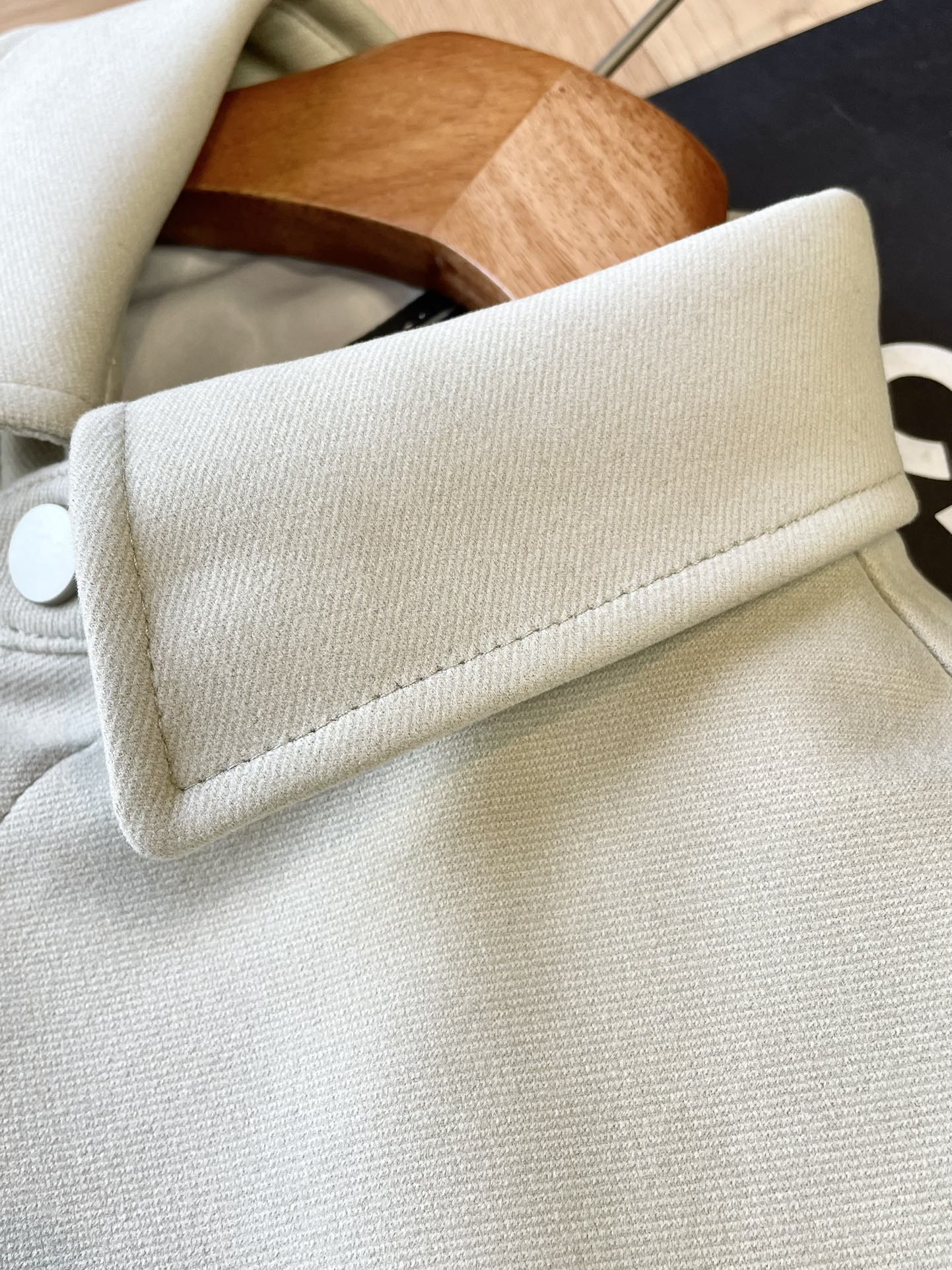 A refined jacket featuring a classic shirt collar, button-front closure - Comprehensive 7