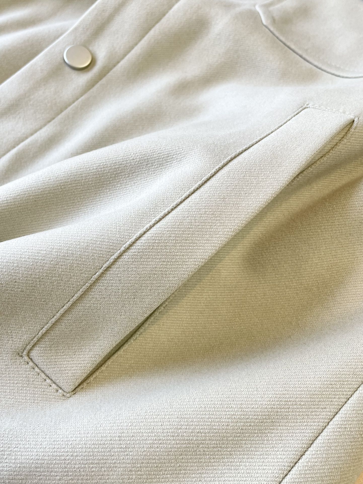 A refined jacket featuring a classic shirt collar, button-front closure - Comprehensive 5