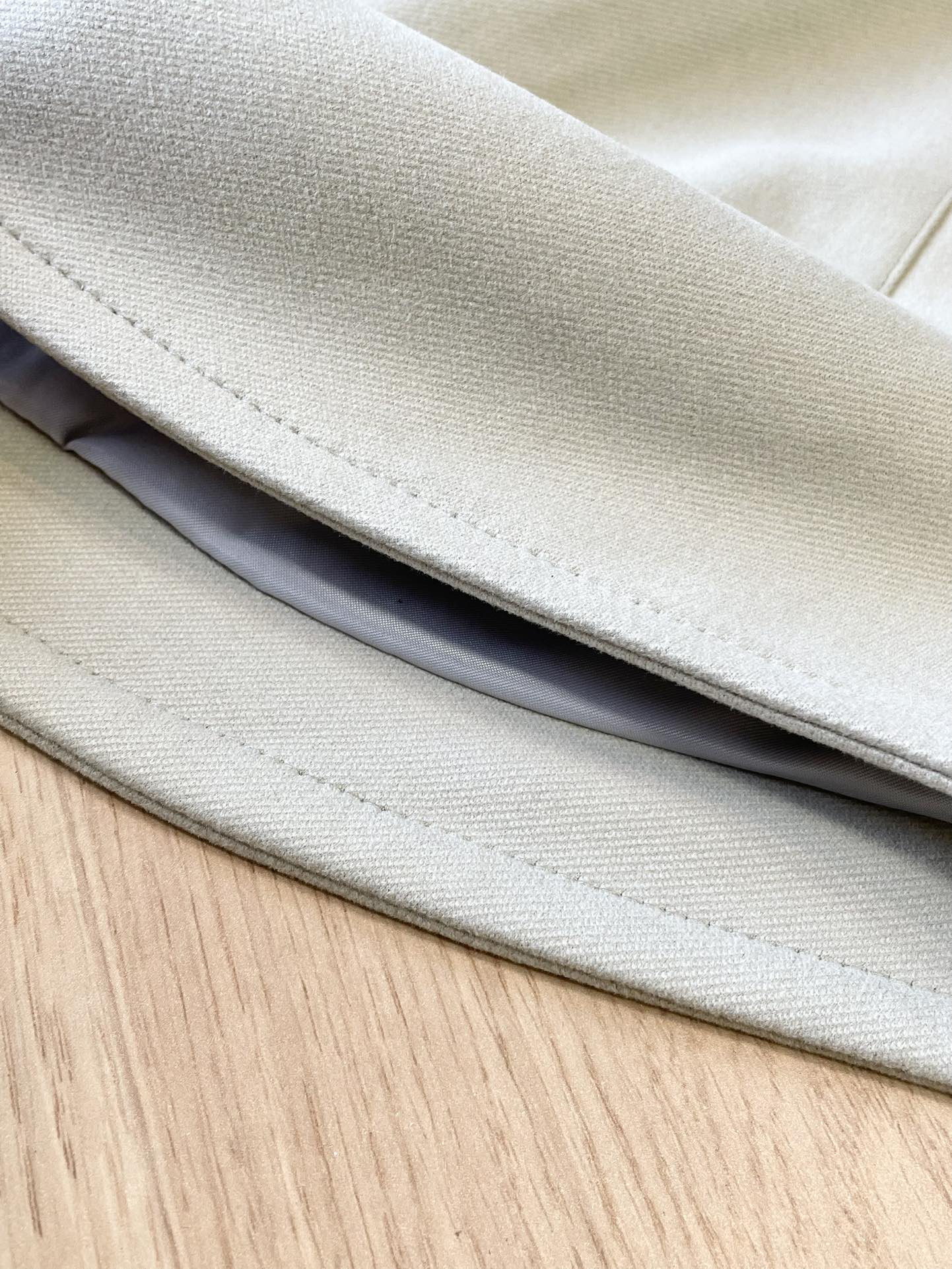 A refined jacket featuring a classic shirt collar, button-front closure - Comprehensive 3