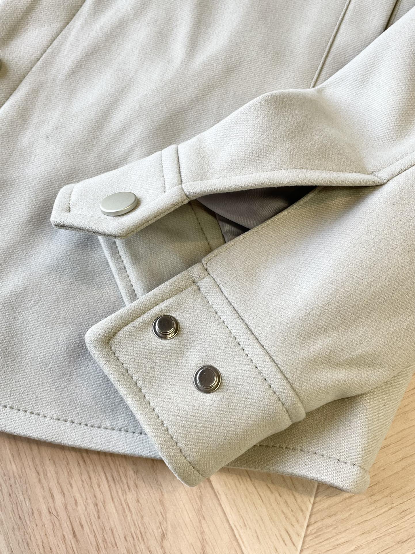 A refined jacket featuring a classic shirt collar, button-front closure - Comprehensive 6
