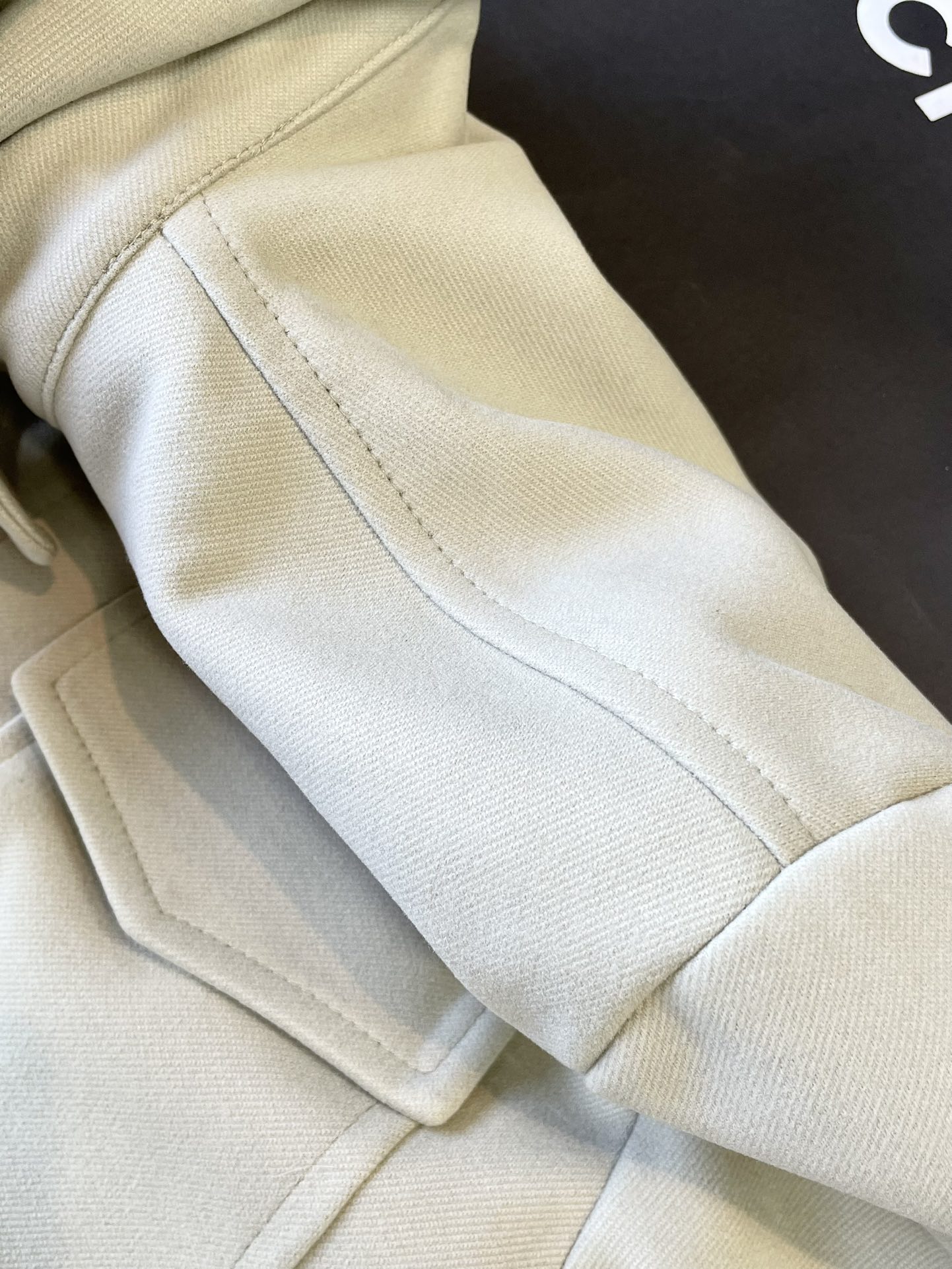 A refined jacket featuring a classic shirt collar, button-front closure - Comprehensive 9