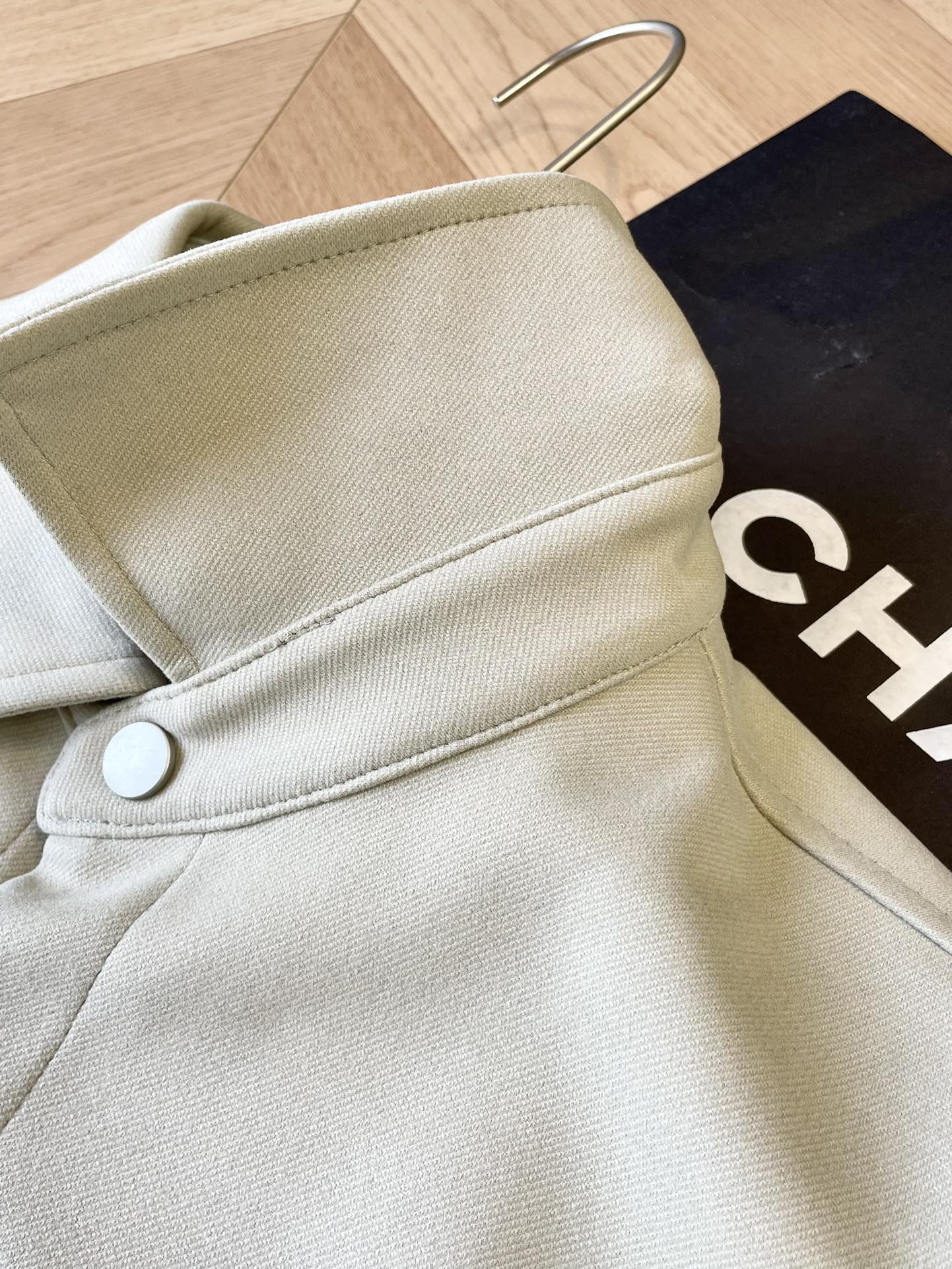 A refined jacket featuring a classic shirt collar, button-front closure - Comprehensive 8