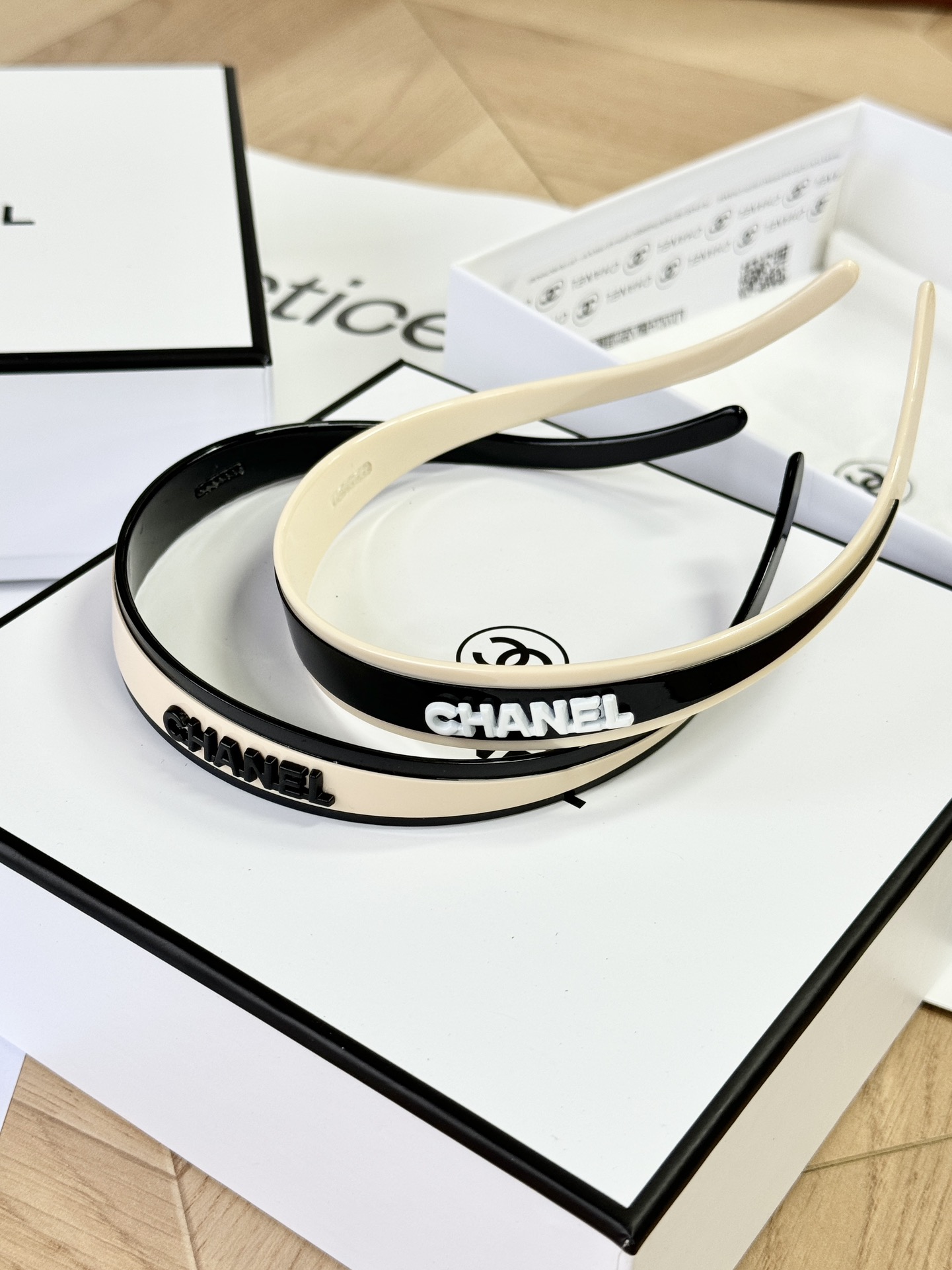 Crafted from premium cellulose acetate, this lightweight U-shaped headba - Comprehensive 2