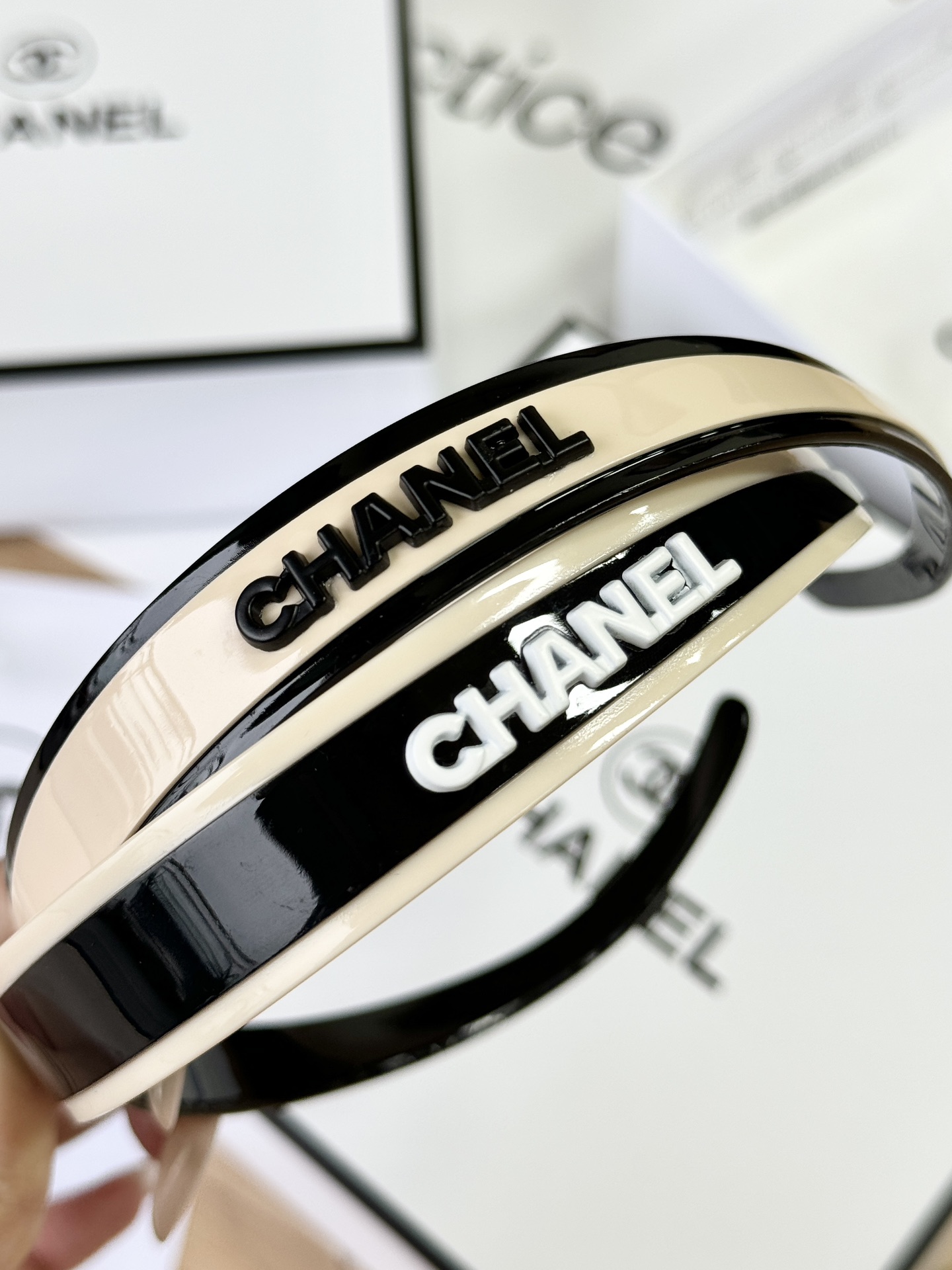 Crafted from premium cellulose acetate, this lightweight U-shaped headba - Comprehensive 6