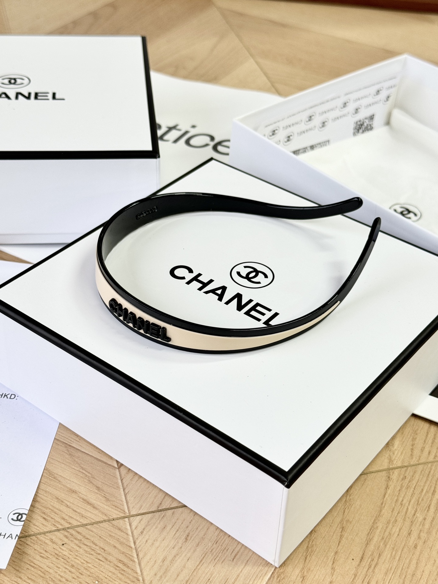 Crafted from premium cellulose acetate, this lightweight U-shaped headba - Comprehensive 4