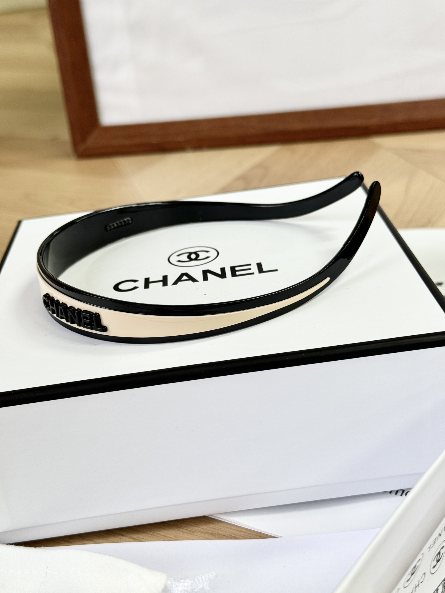 A U-shaped headband designed to instantly lift flat hair and enhance - Comprehensive 3