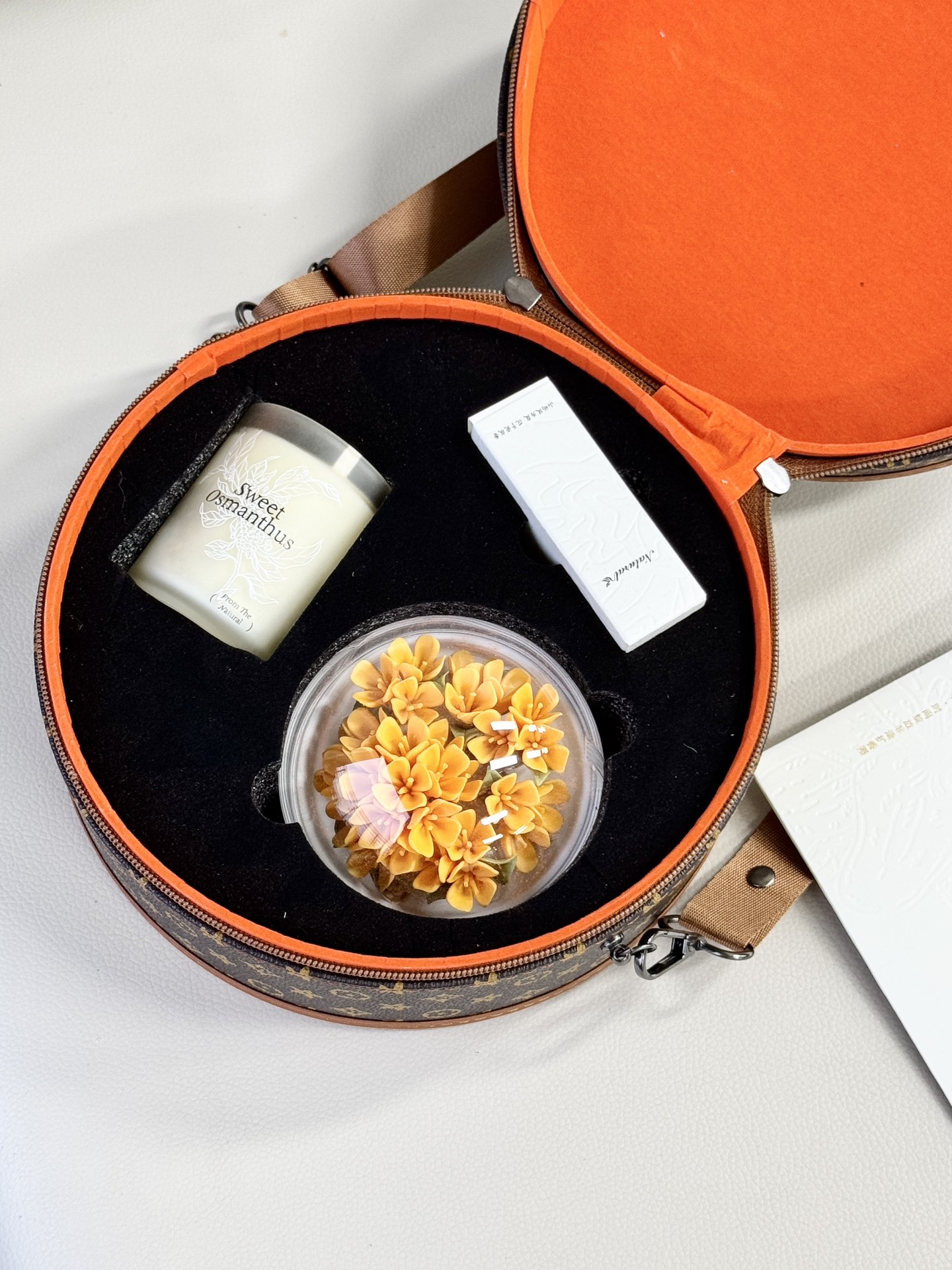 Hand-Pinched Osmanthus Scented Candle and Portable Backpack Gift Set - Comprehensive 2