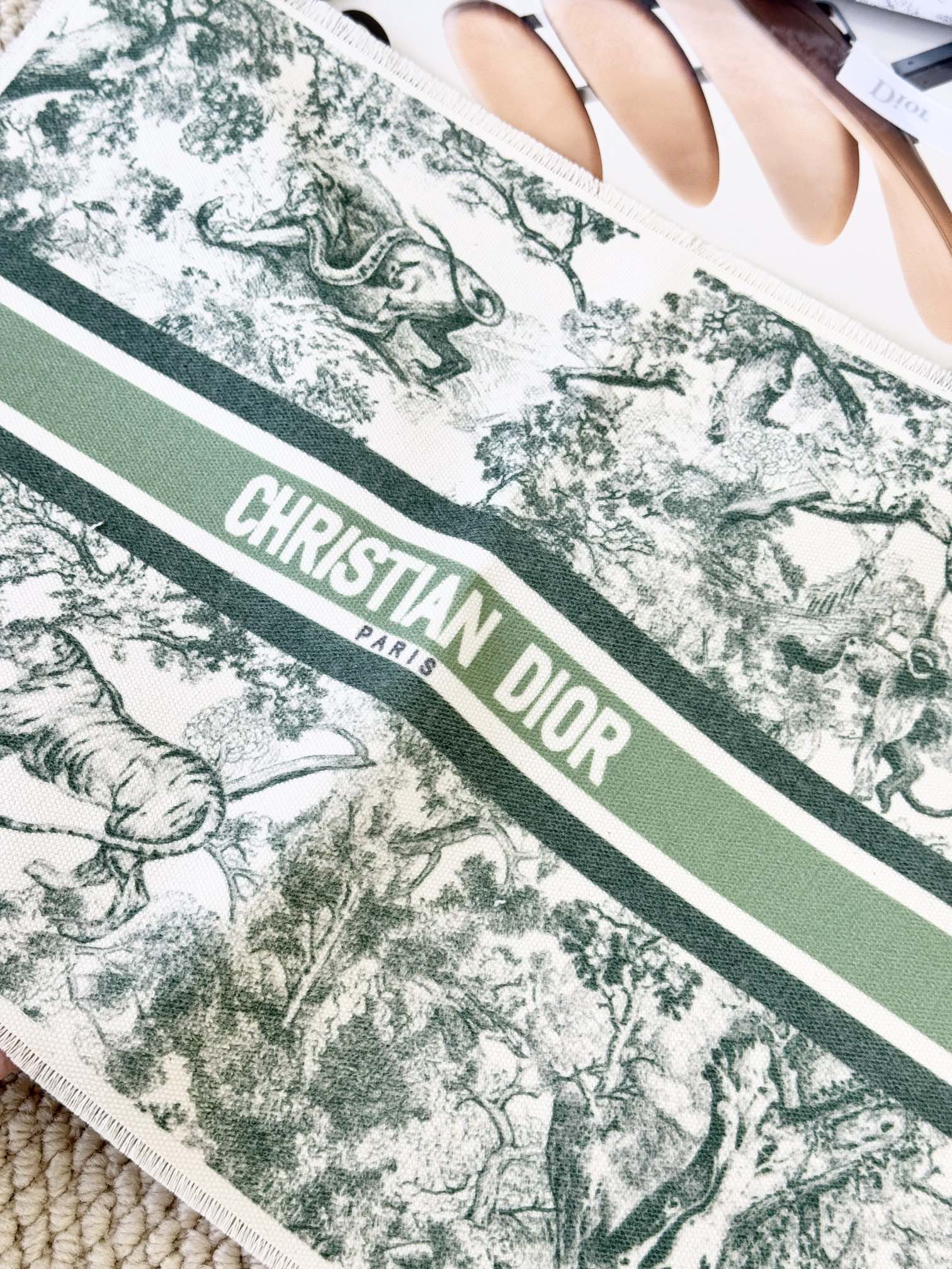 accented with the "Christian Dior" signature - Comprehensive 6