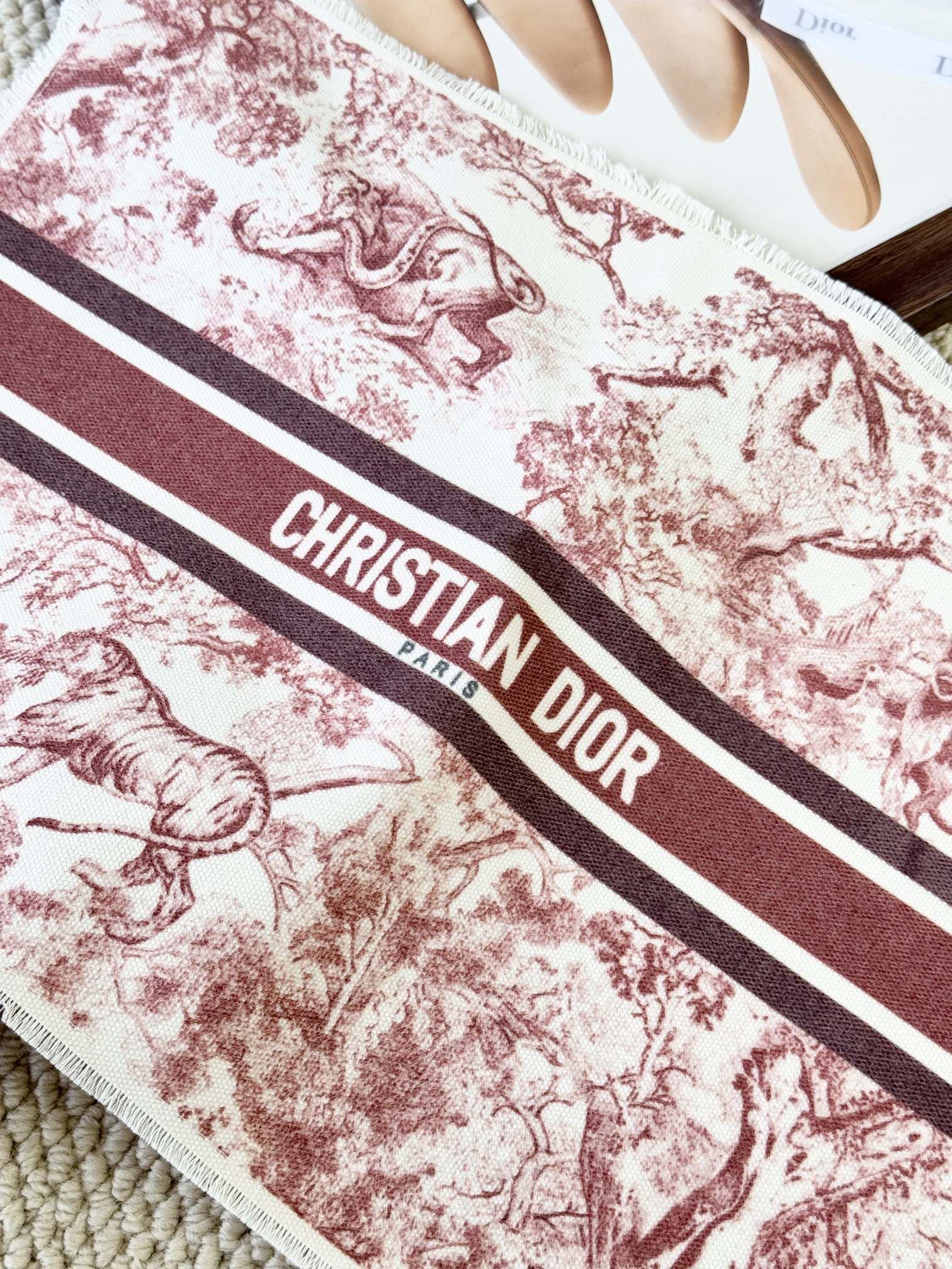 accented with the "Christian Dior" signature - Comprehensive 8