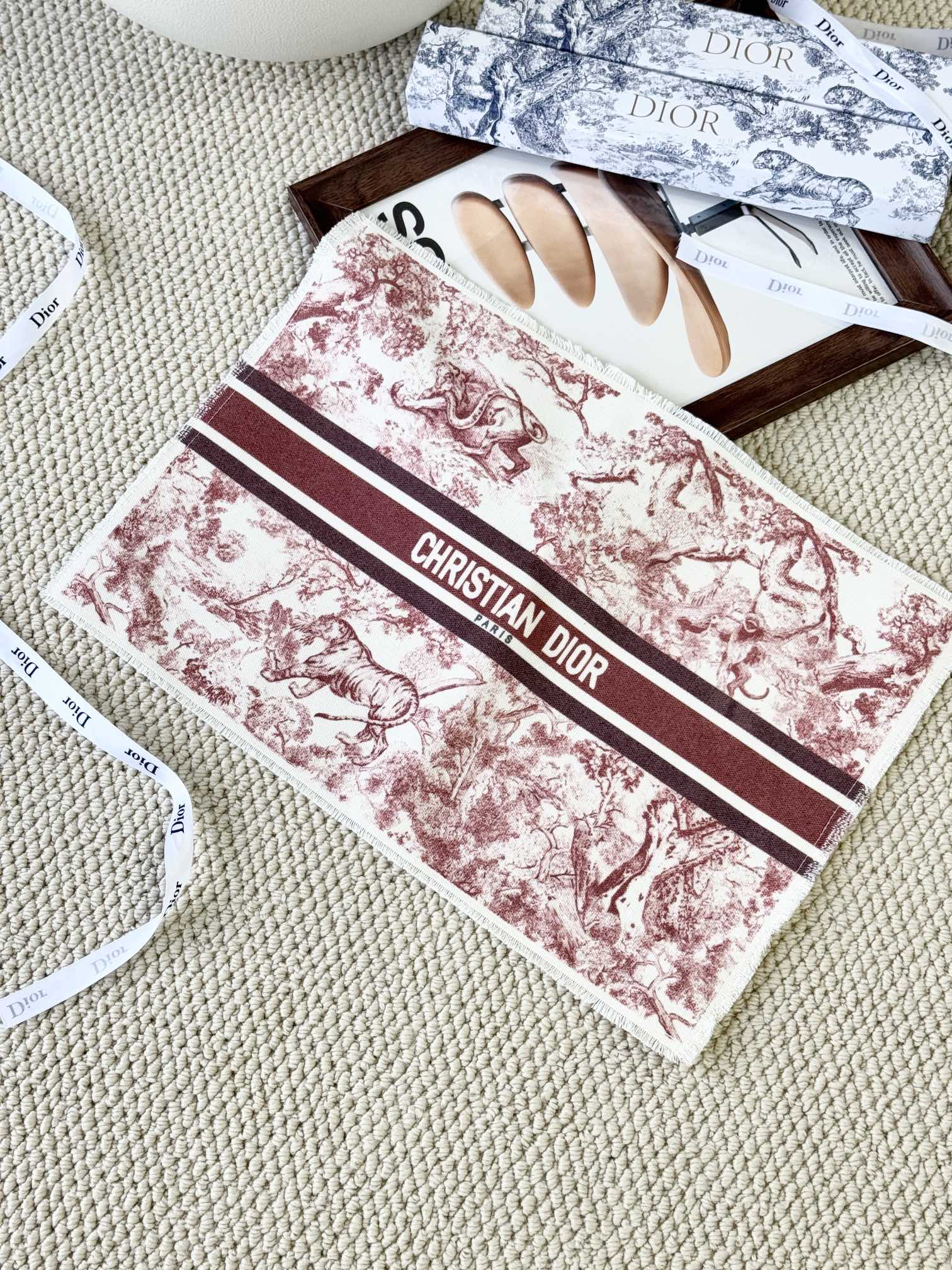 accented with the "Christian Dior" signature - Comprehensive 7