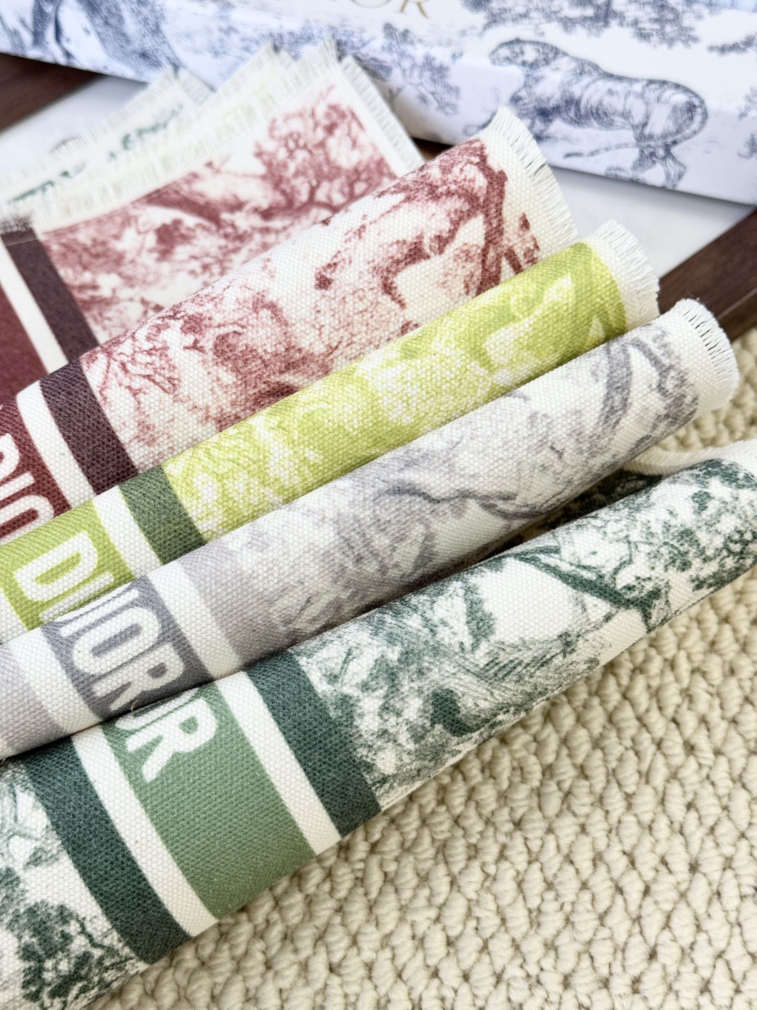 餐垫毛边部分手工拉边布料有经纬！餐垫另一面是棉布底 摸起来质感也不错！主打颜值和高品质！以色线描呈现，轻松拿捏时尚感和复古感，一个跨界的艺术呈现 4