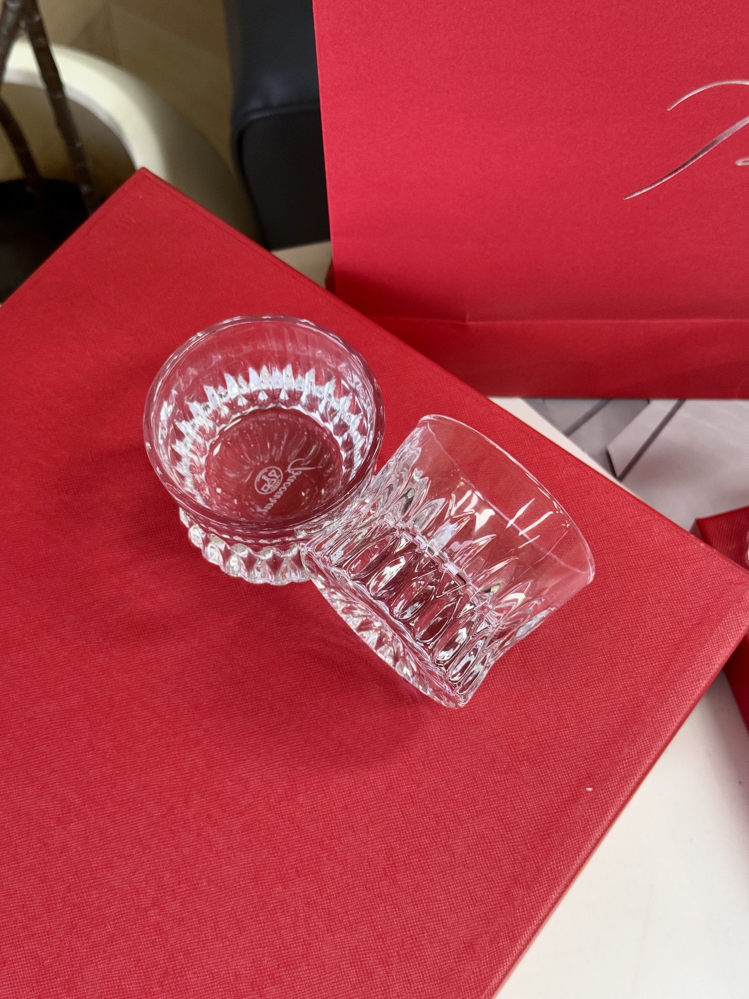 The clear crystal body and elegant contours artfully refract light, comp - Comprehensive 4