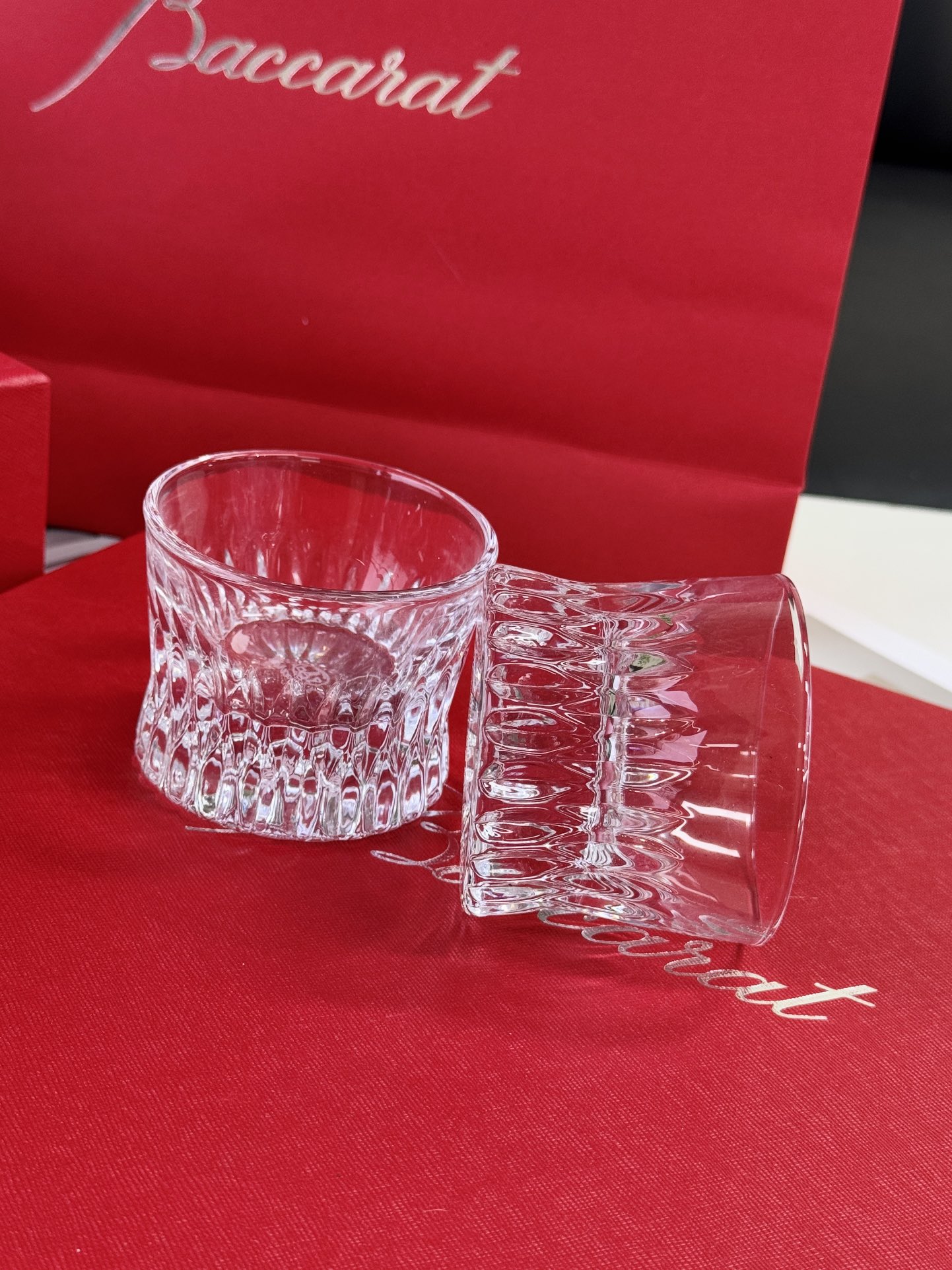 The clear crystal body and elegant contours artfully refract light, comp - Comprehensive 6