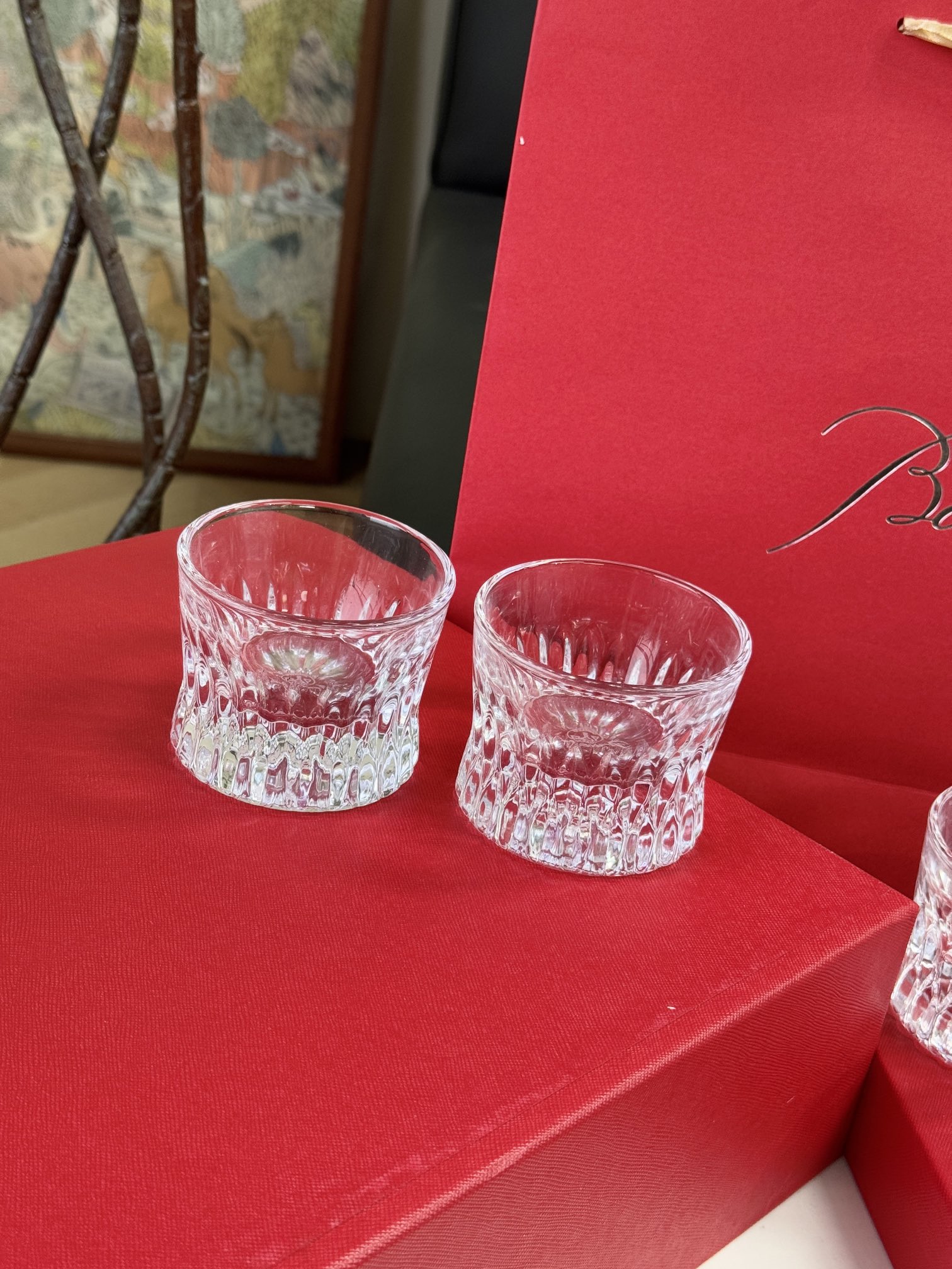 The clear crystal body and elegant contours artfully refract light, comp - Comprehensive 2