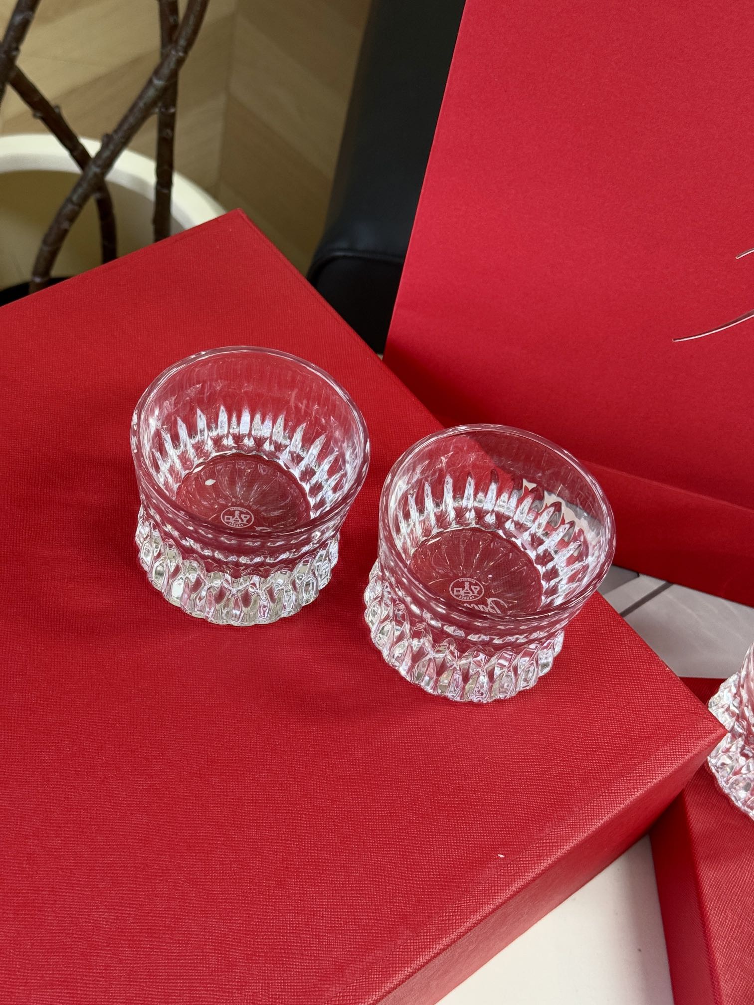 The clear crystal body and elegant contours artfully refract light, comp - Comprehensive 3